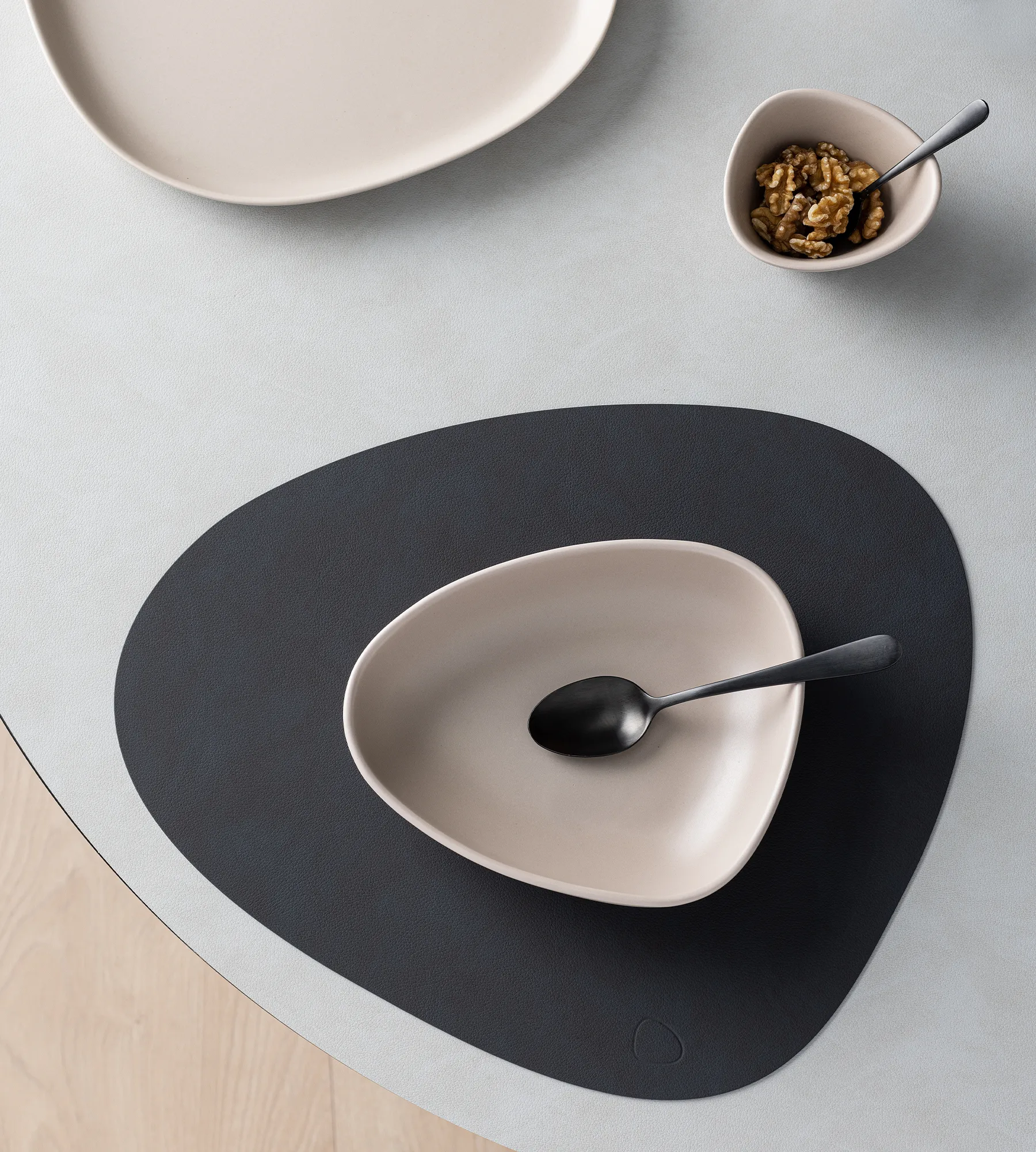 Curve Stoneware diep bord 19x22 cm, Sand LIND DNA