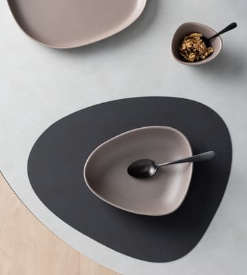 Curve Stoneware diep bord 19x22 cm - Warm grey - LIND DNA
