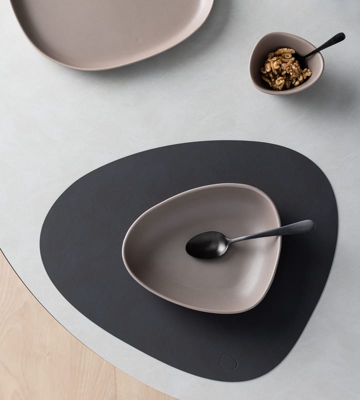 Curve Stoneware diep bord 19x22 cm, Warm grey LIND DNA