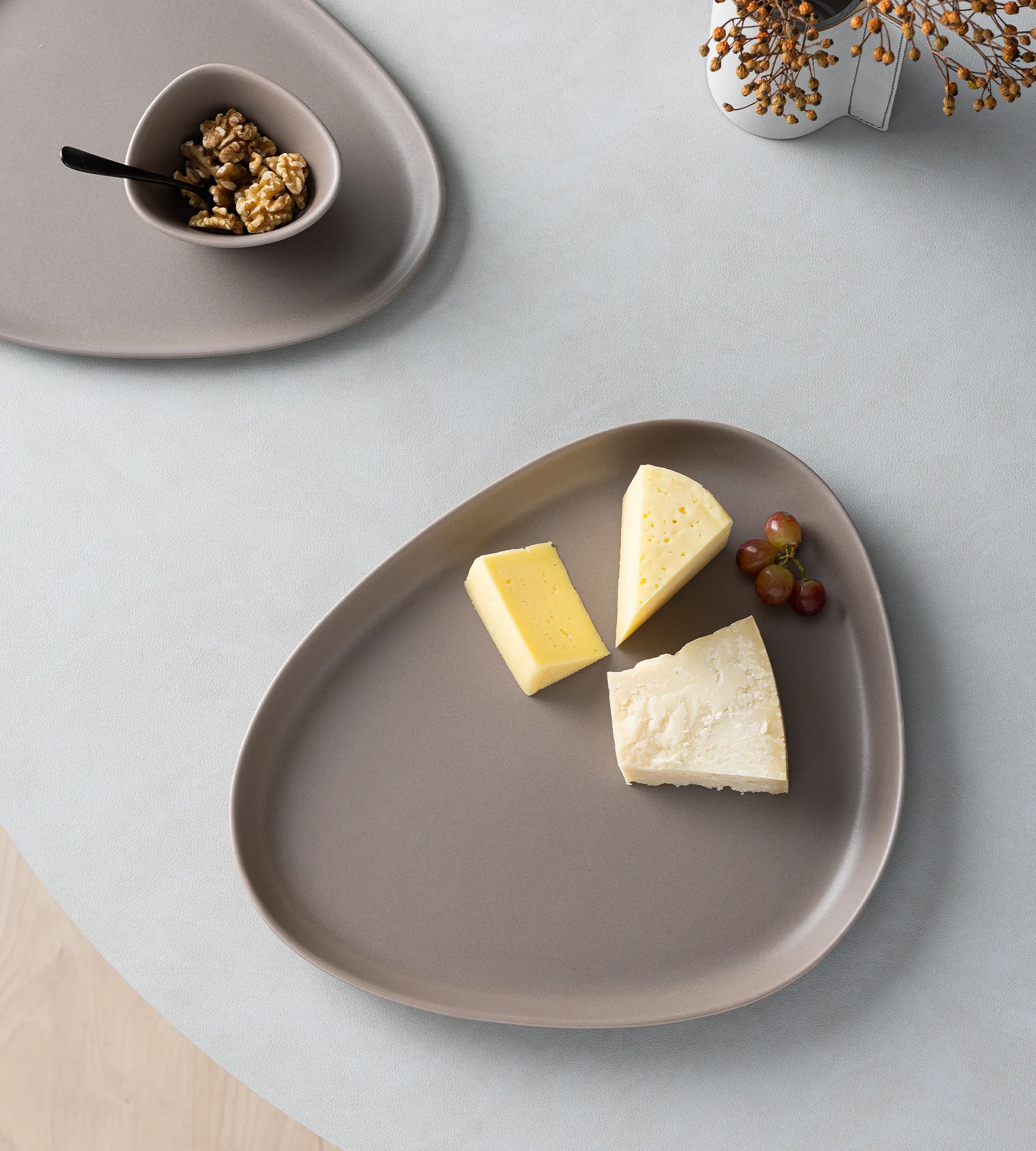 Curve Stoneware serveerschaal 30x35 cm, Warm grey LIND DNA