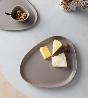 Curve Stoneware serveerschaal 30x35 cm - Warm grey - LIND DNA