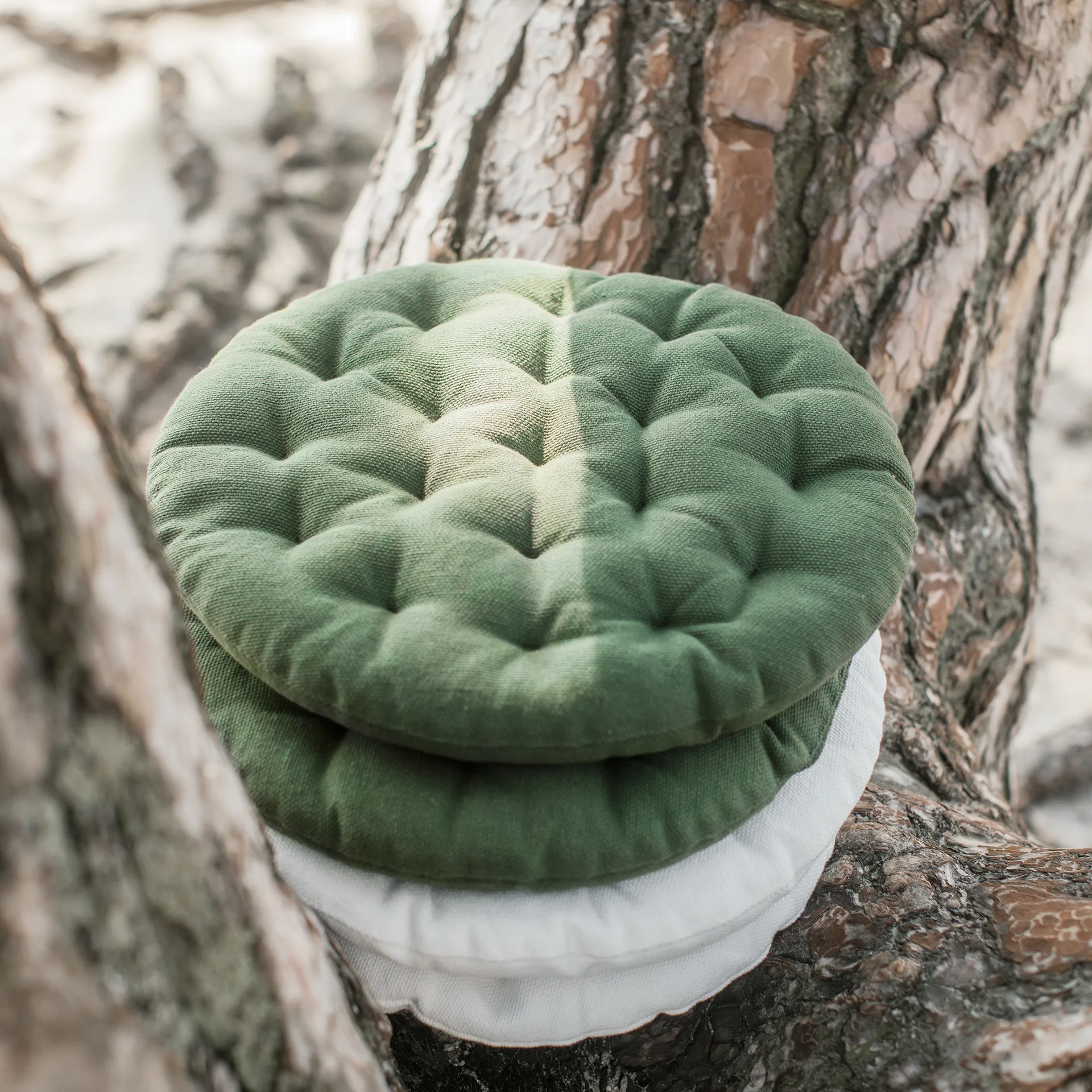 Pepper stoelkussen Ø37 cm, Donker olijfgroen Linum