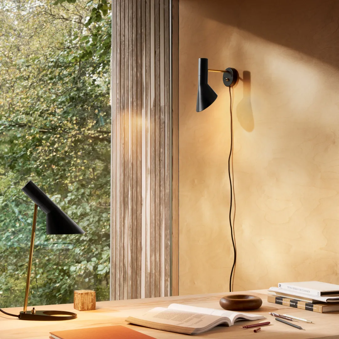 AJ muurlamp, Brass-black Louis Poulsen