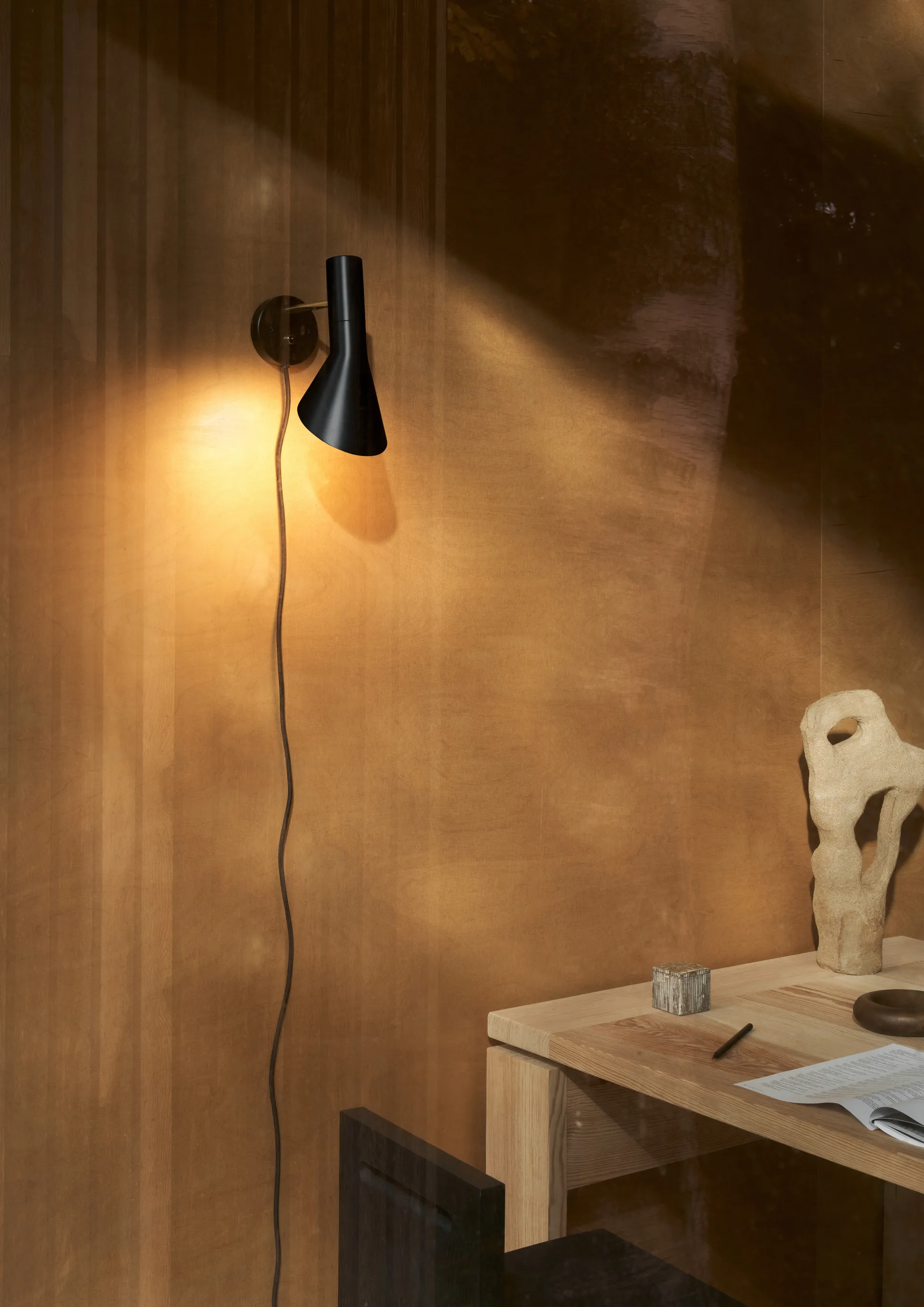 AJ muurlamp, Brass-black Louis Poulsen