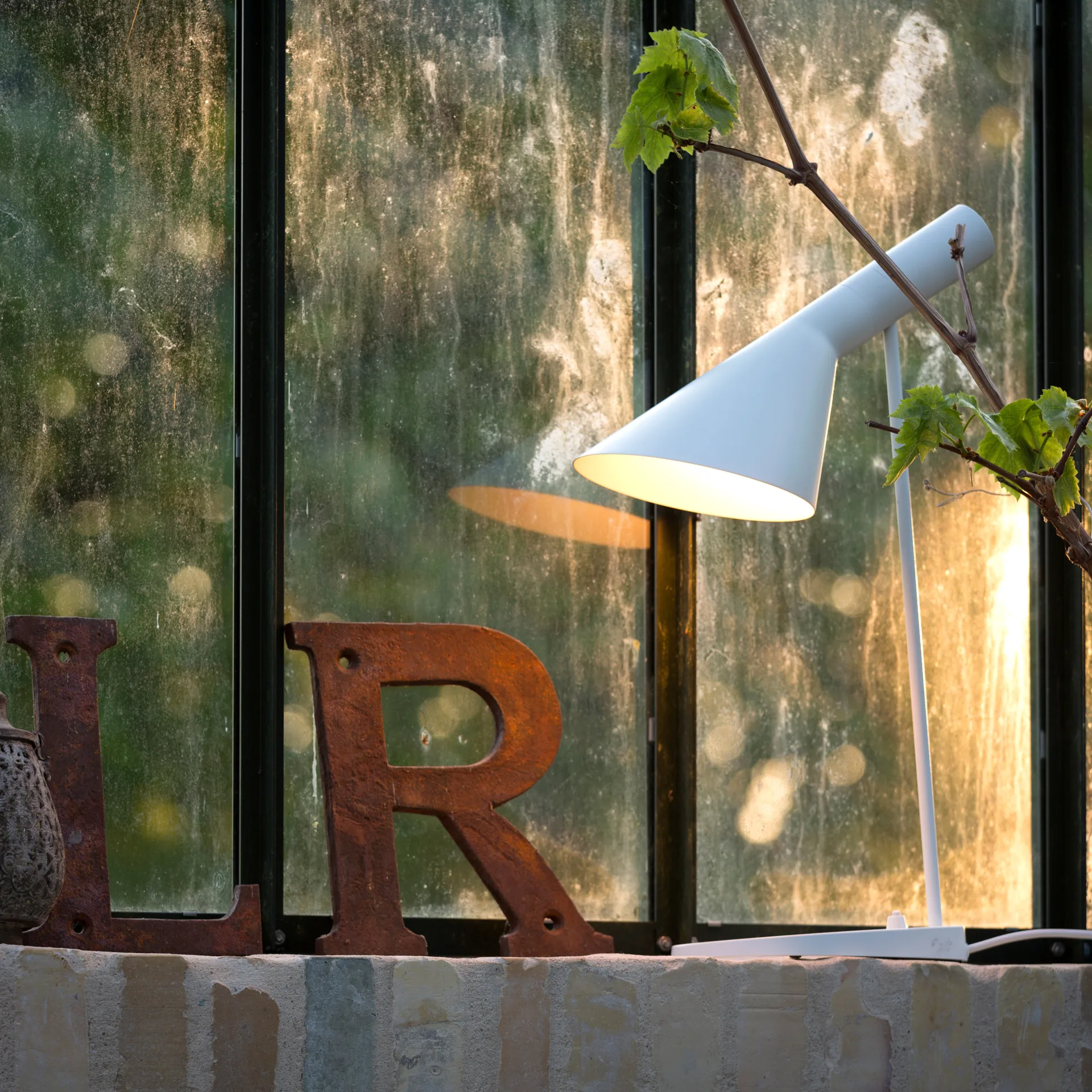 AJ tafellamp, Wit Louis Poulsen