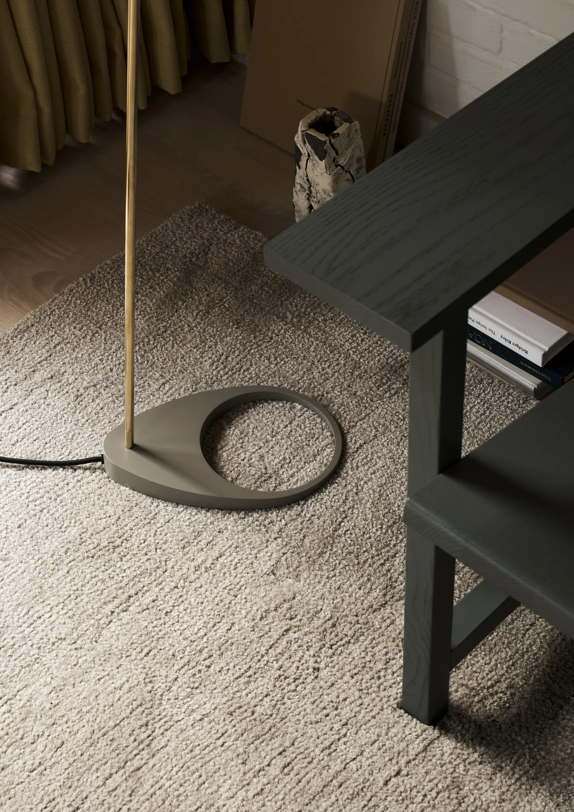 AJ vloerlamp, Brass-warm grey Louis Poulsen