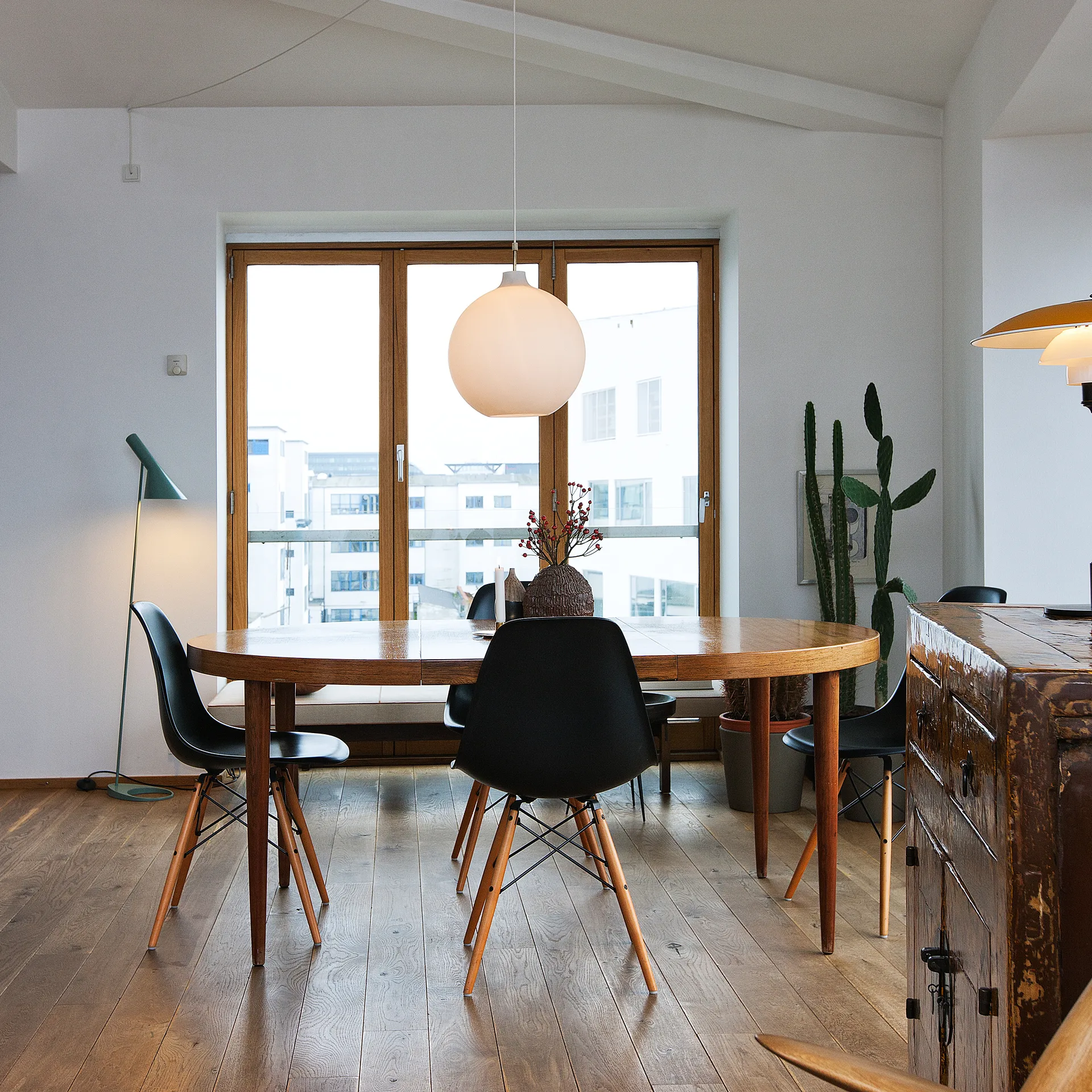 AJ vloerlamp, Licht petroleum Louis Poulsen