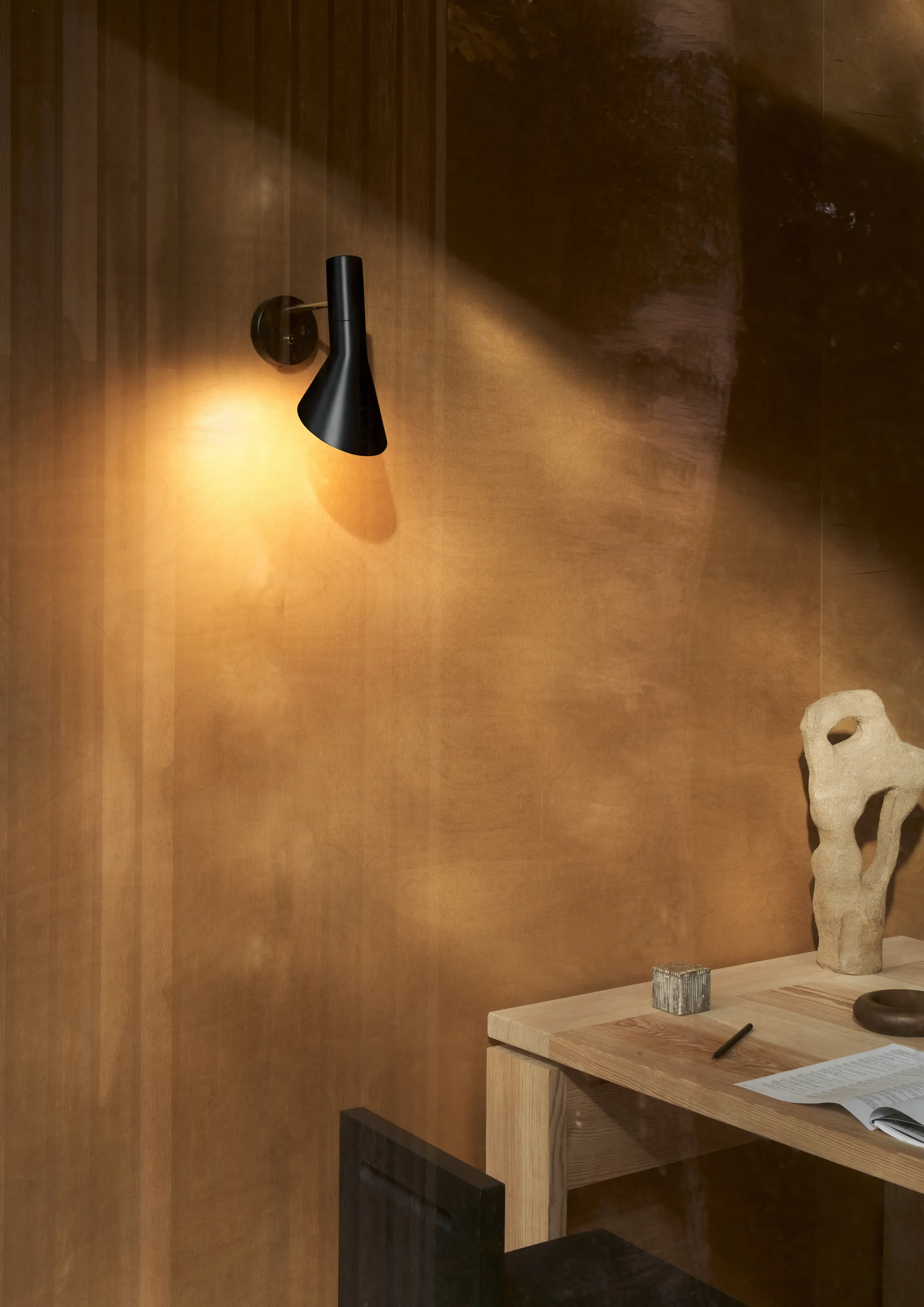 AJ wandlamp vaste installatie, Brass-black Louis Poulsen