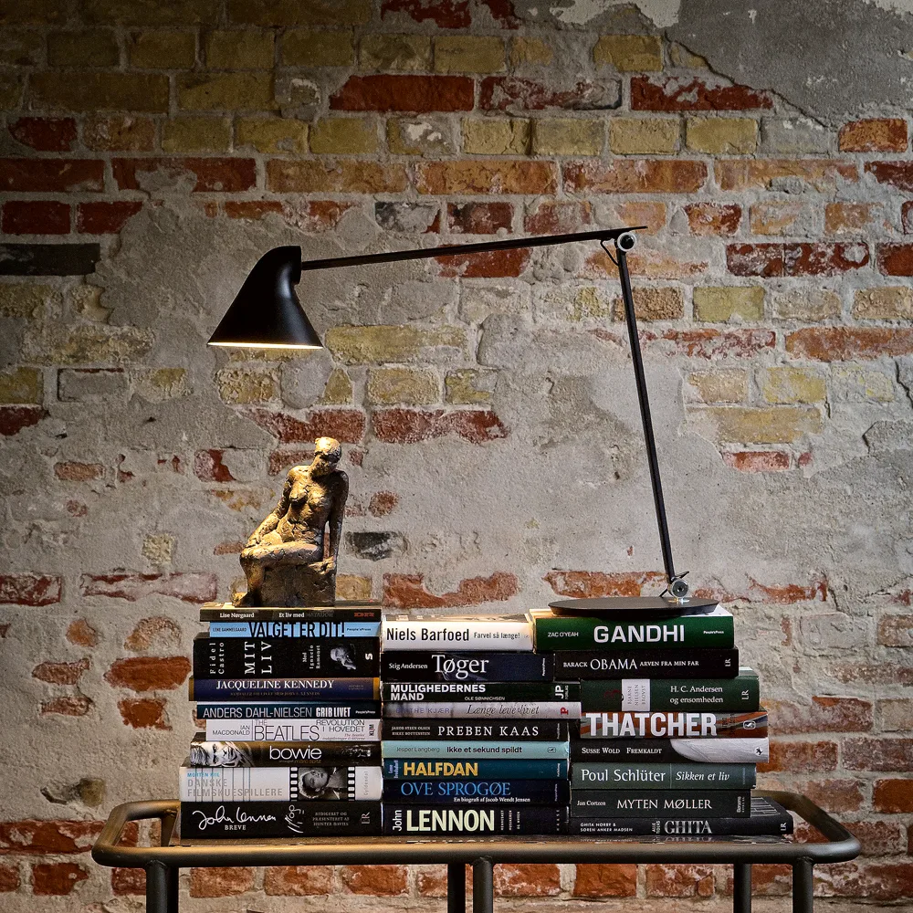 NJP bureaulamp, Lichtgrijs, pin, 3000k Louis Poulsen