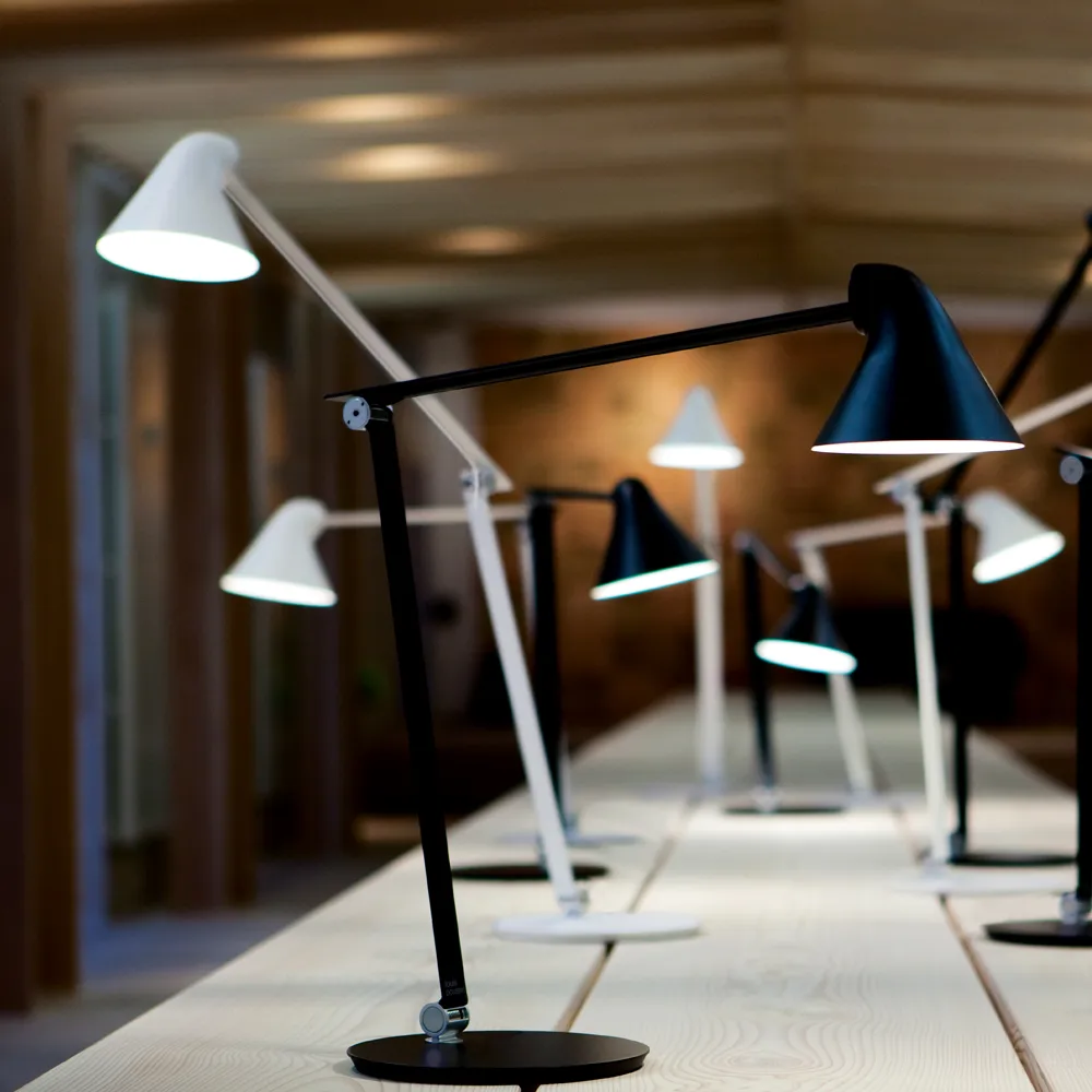 NJP bureaulamp, Zwart, pin ø40 cm, 2700k Louis Poulsen