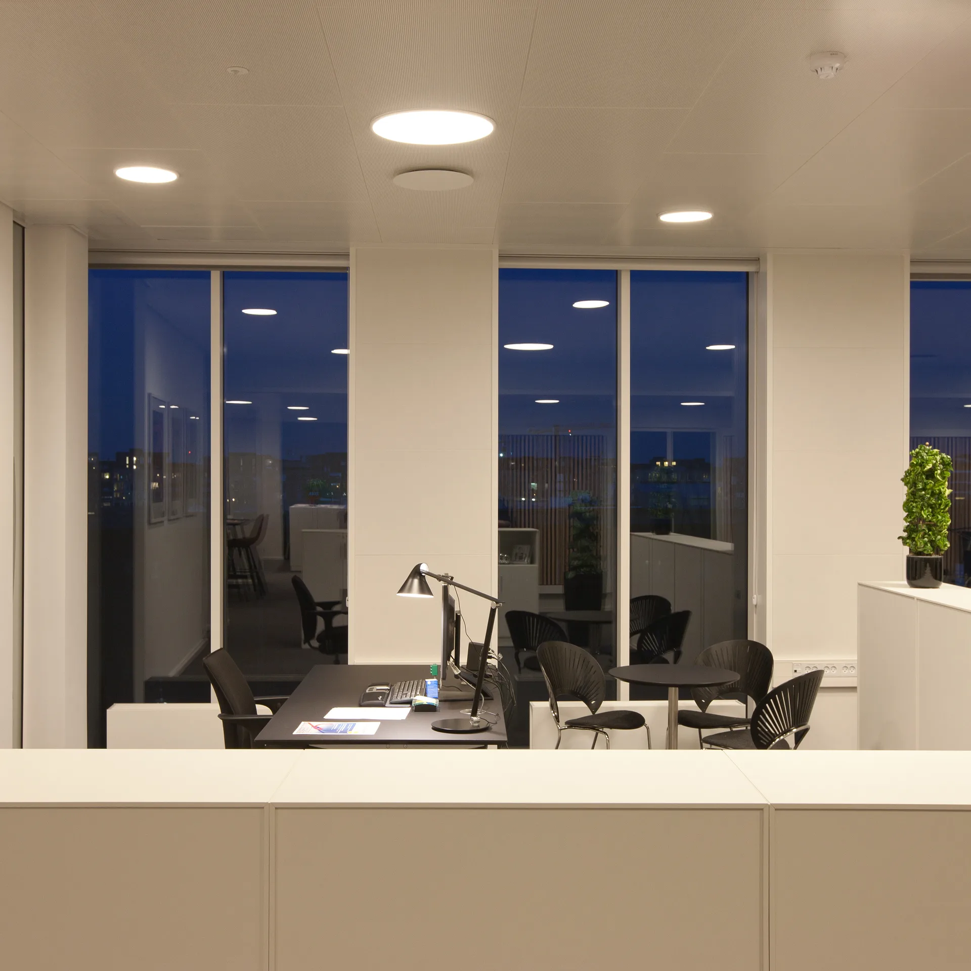 NJP tafellamp, Zwart Louis Poulsen