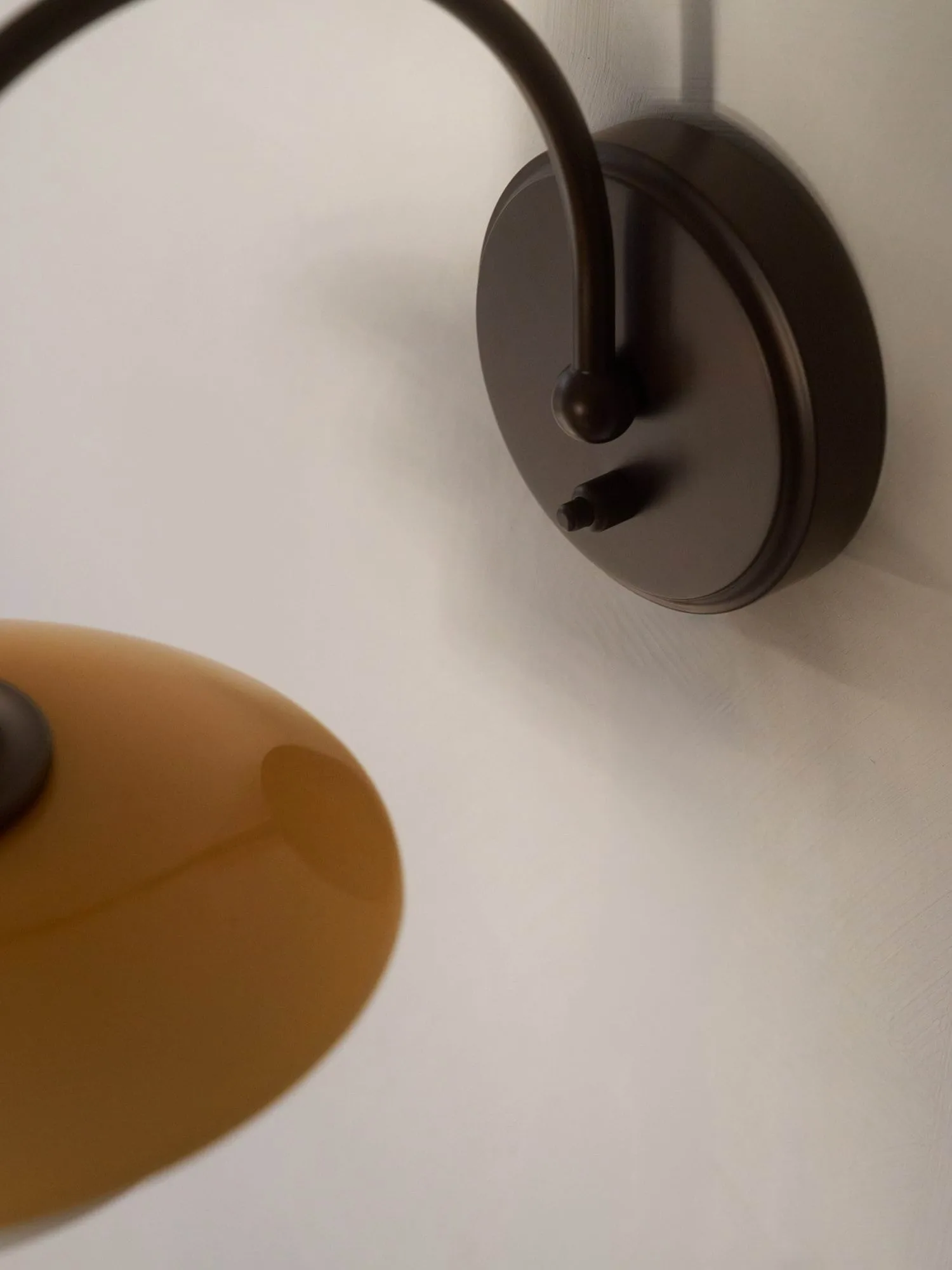PH 2/2 Centenary Edition wandlamp, Amber-opaal wit, stekker Louis Poulsen