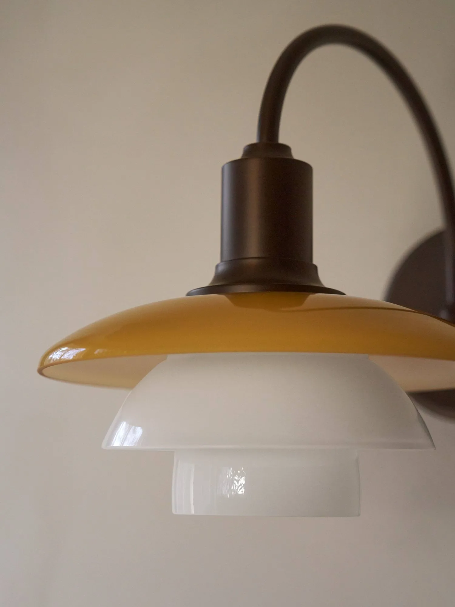 PH 2/2 Centenary Edition wandlamp, Amber-opaal wit, stekker Louis Poulsen