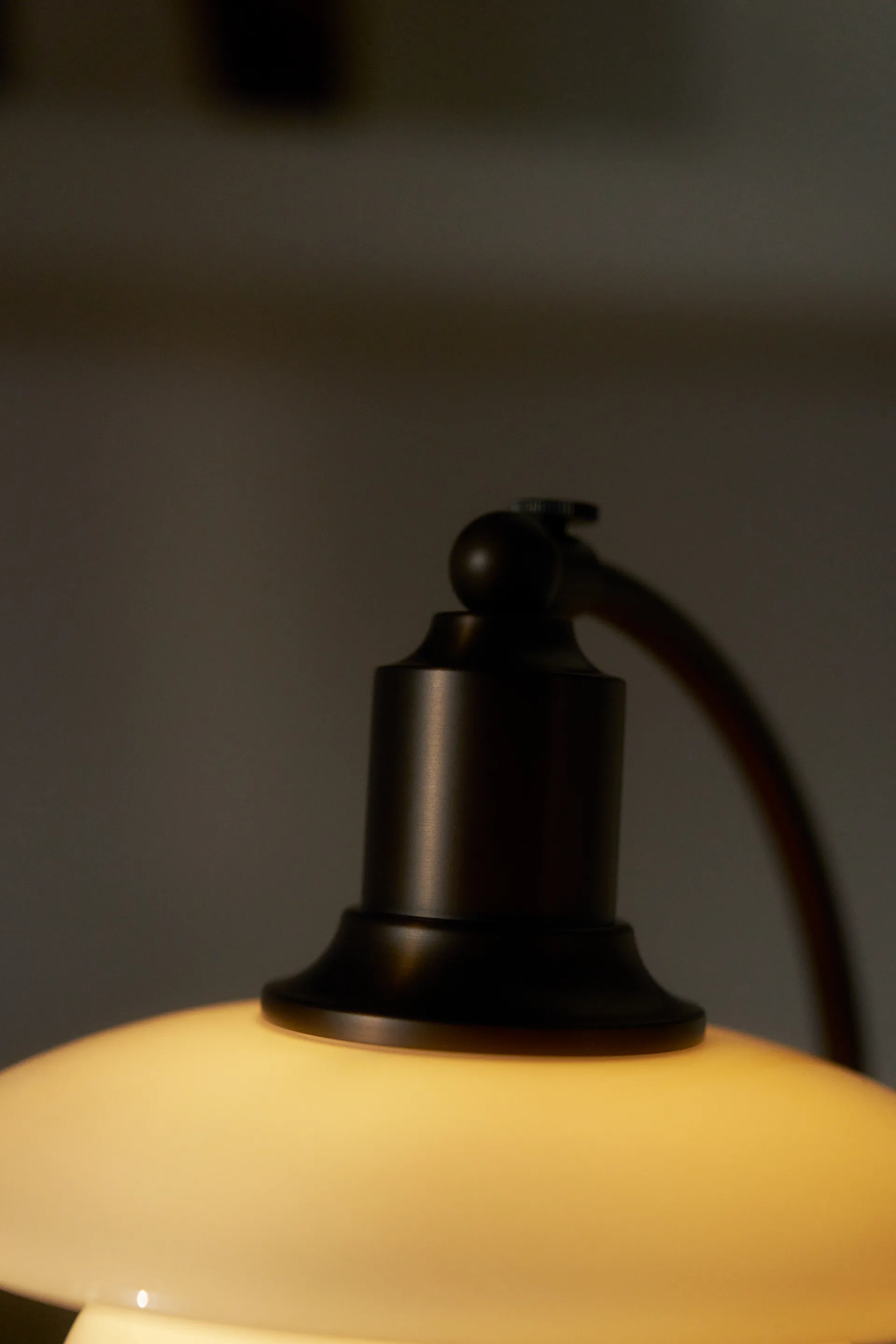 PH 2/2 Luna tafellamp, Aged brass-opaalglas Louis Poulsen