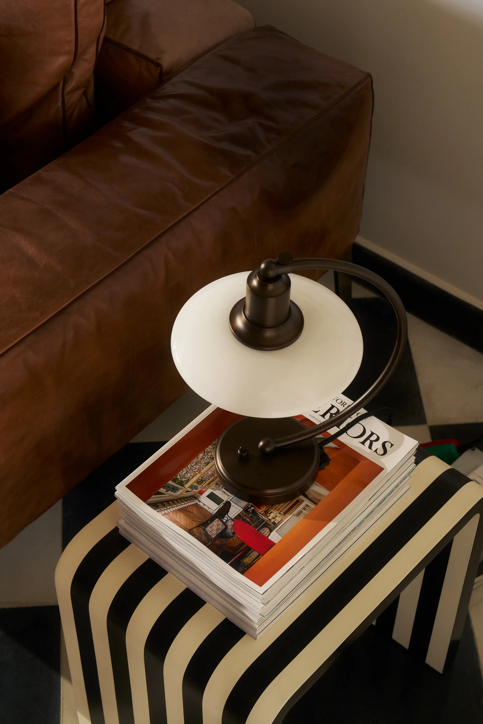 PH 2/2 Luna tafellamp, Aged brass-opaalglas Louis Poulsen