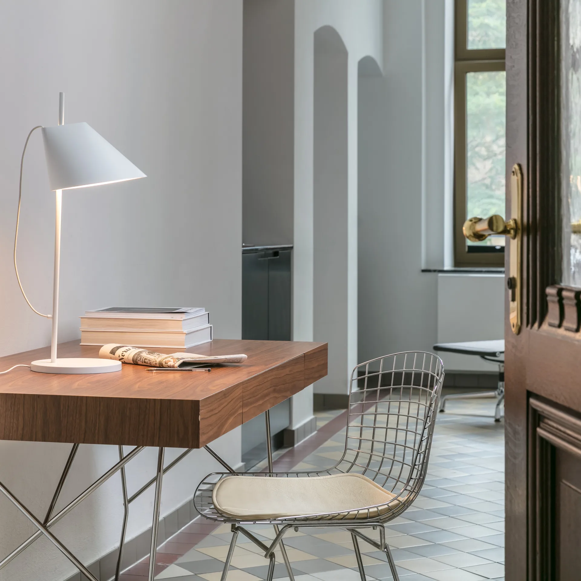 Yuh tafellamp, Wit Louis Poulsen