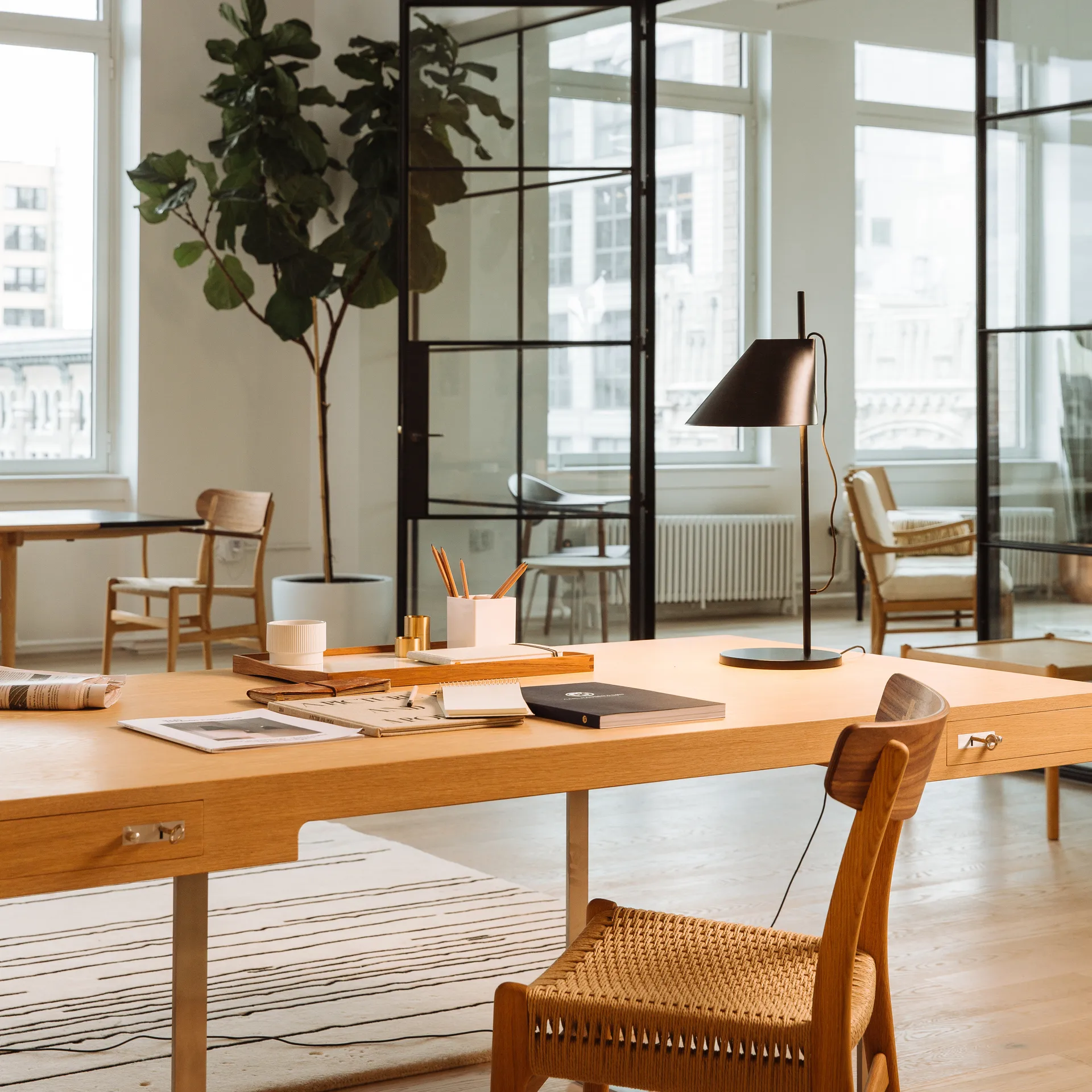 Yuh tafellamp, Zwart Louis Poulsen