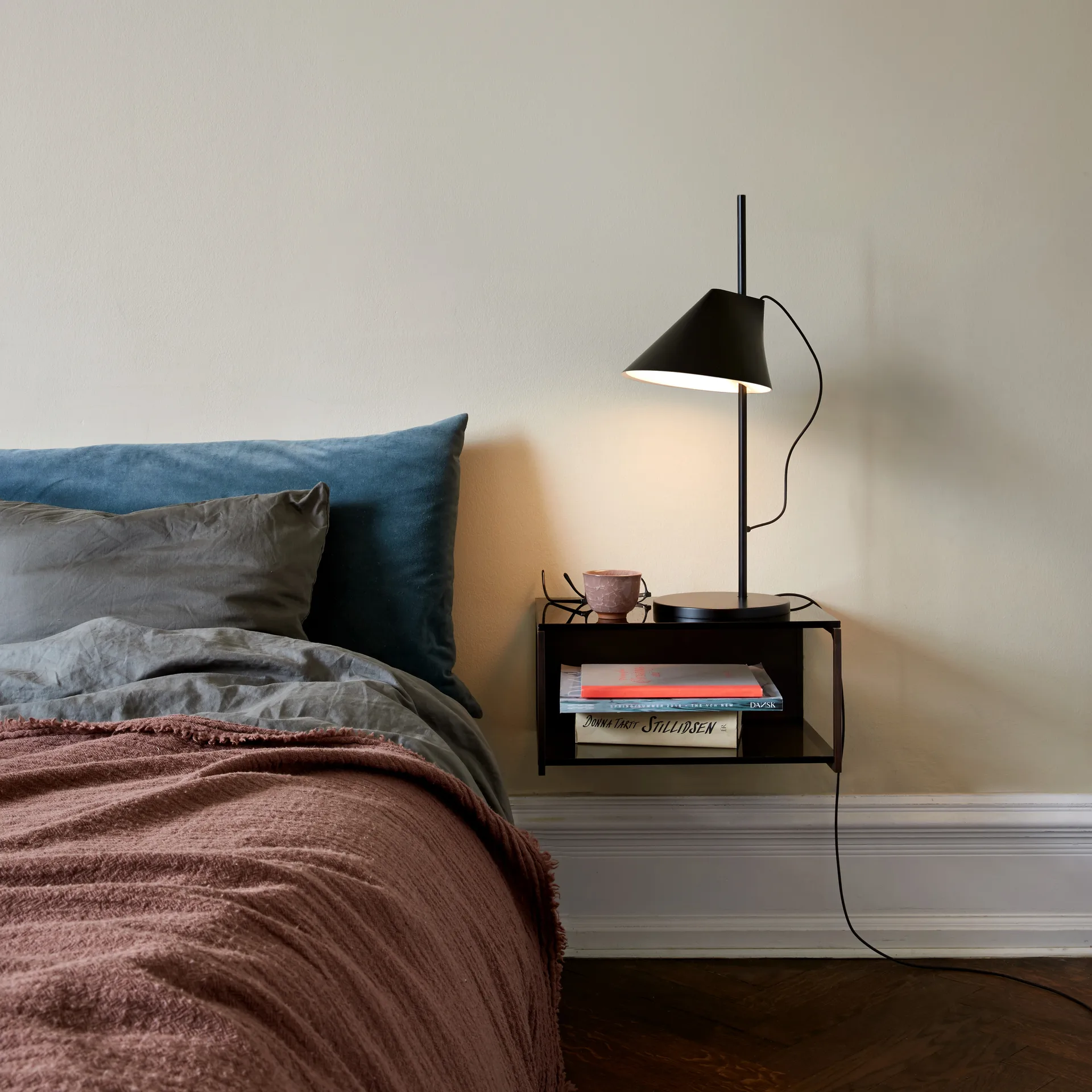 Yuh tafellamp, Zwart Louis Poulsen