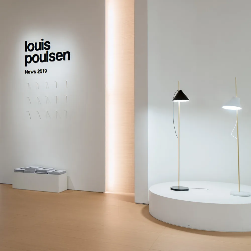 Yuh vloerlamp, Wit-messing Louis Poulsen