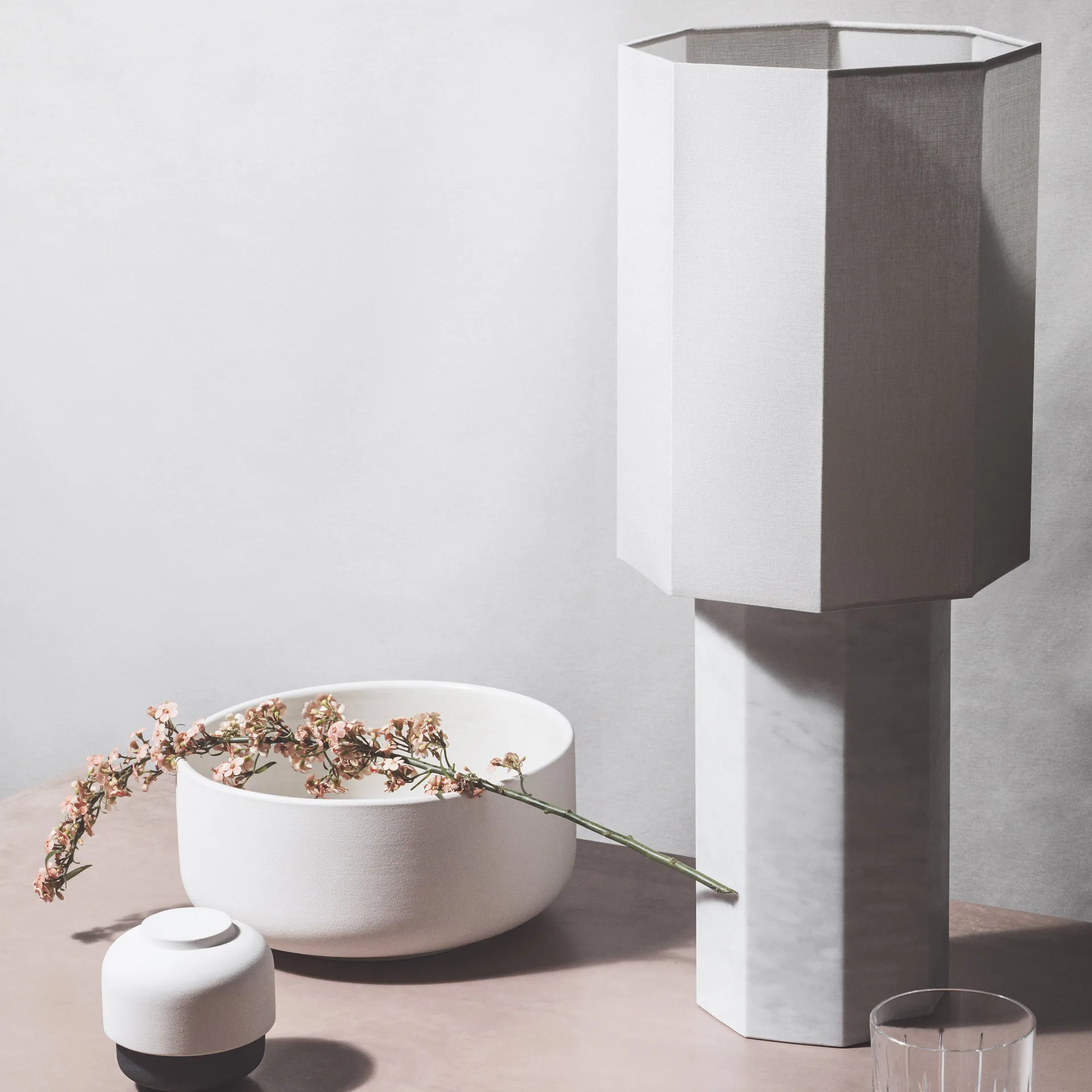 The eight over eight lampvoet, Wit marmer Louise Roe