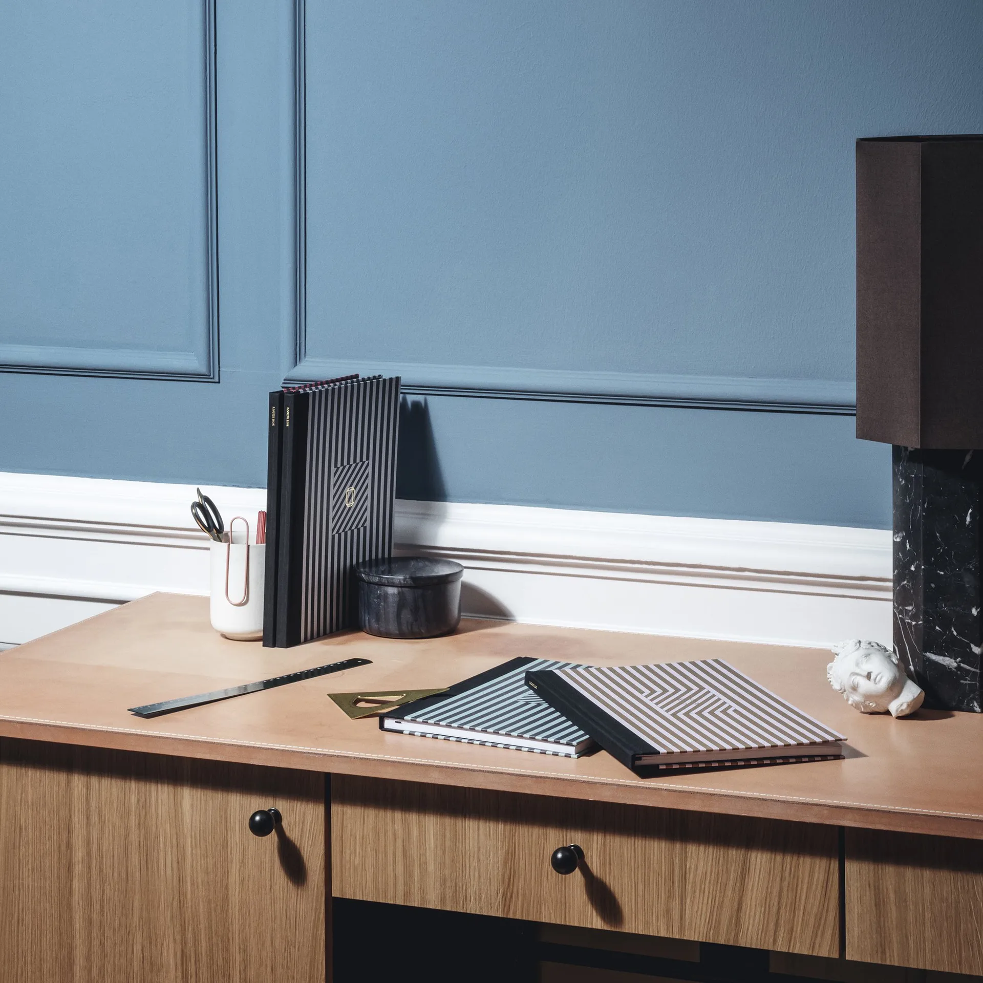 The eight over eight lampvoet, Zwart marmer Louise Roe