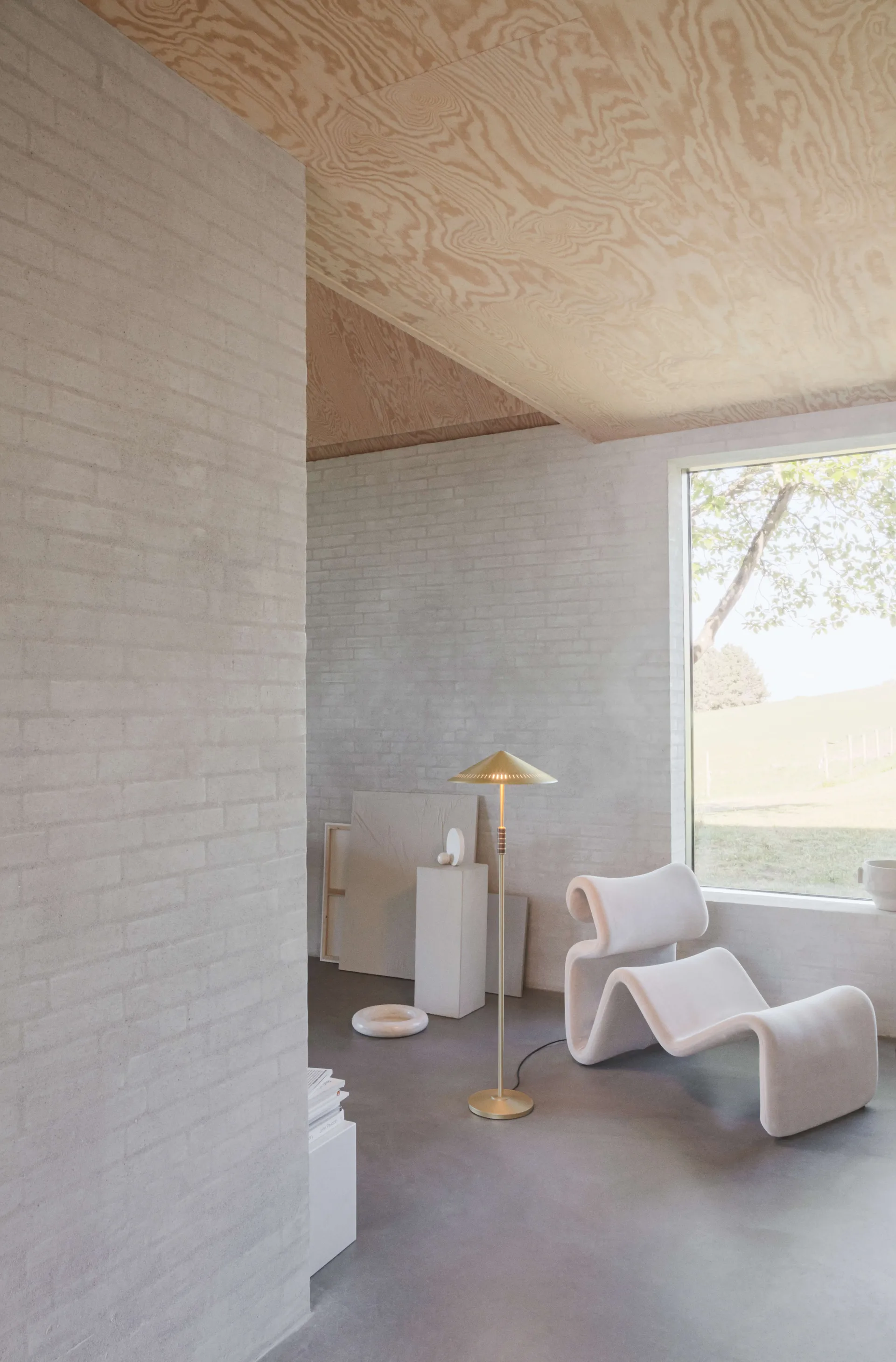 Governor 405 vloerlamp, Brass-walnut LYFA