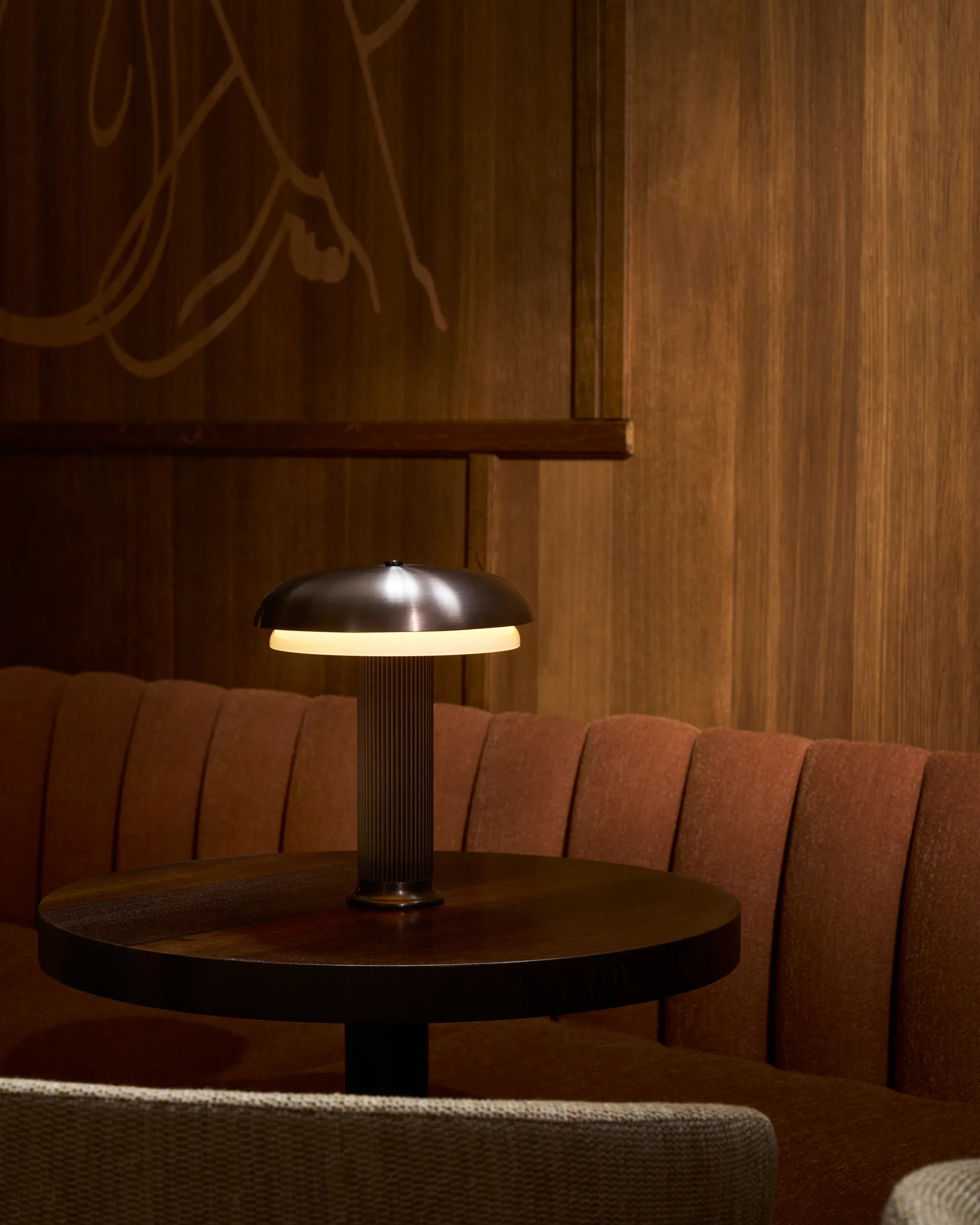 Noote tafellamp draagbaar, Brons LYFA