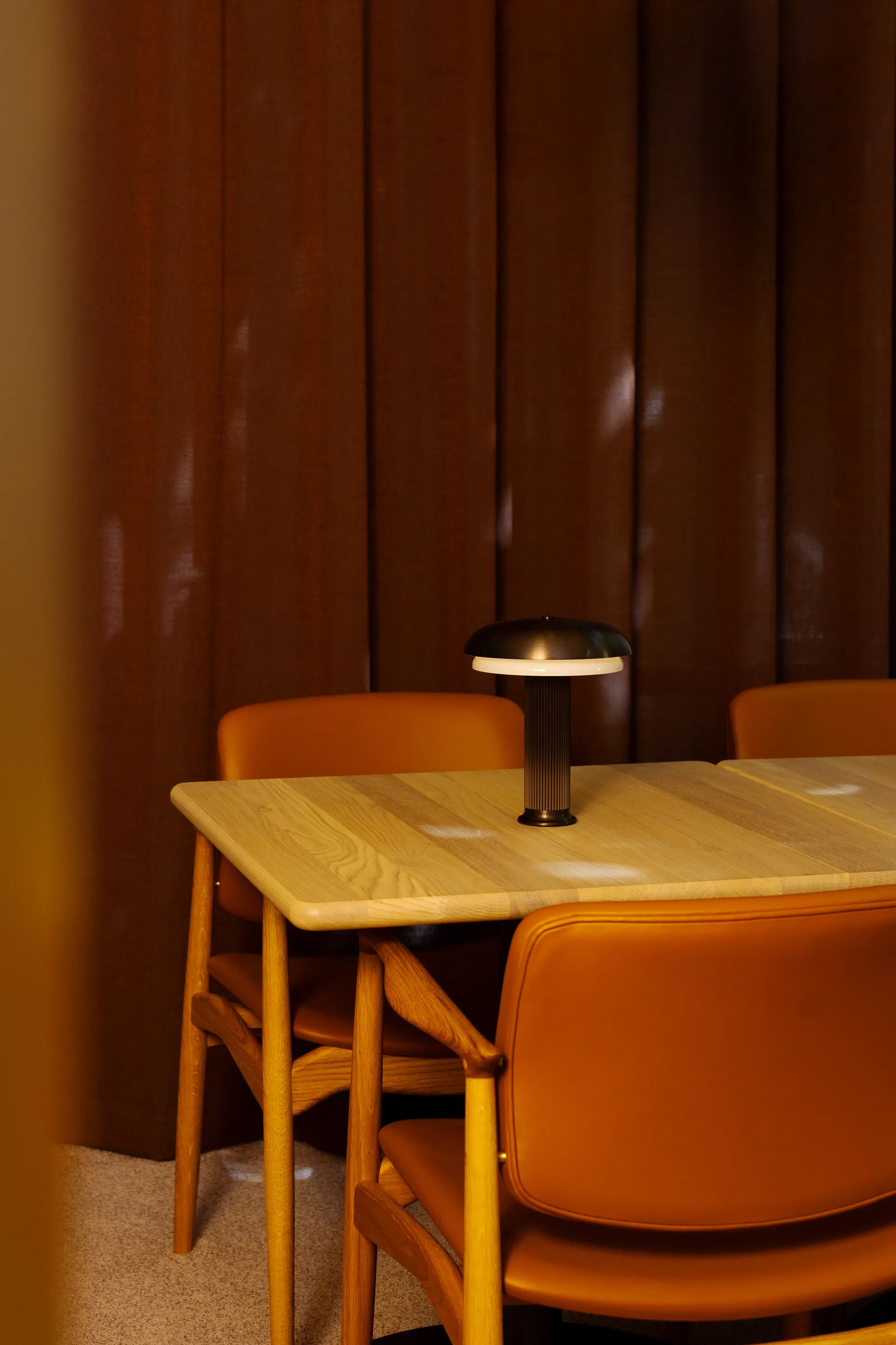 Noote tafellamp draagbaar, Brons LYFA