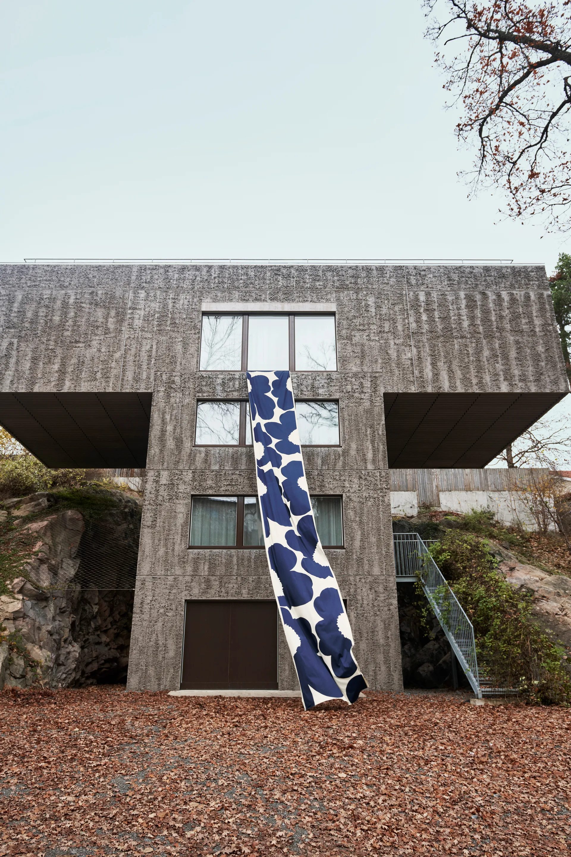 Iso Unikko stof katoensatijn, Cotton-dark navy Marimekko