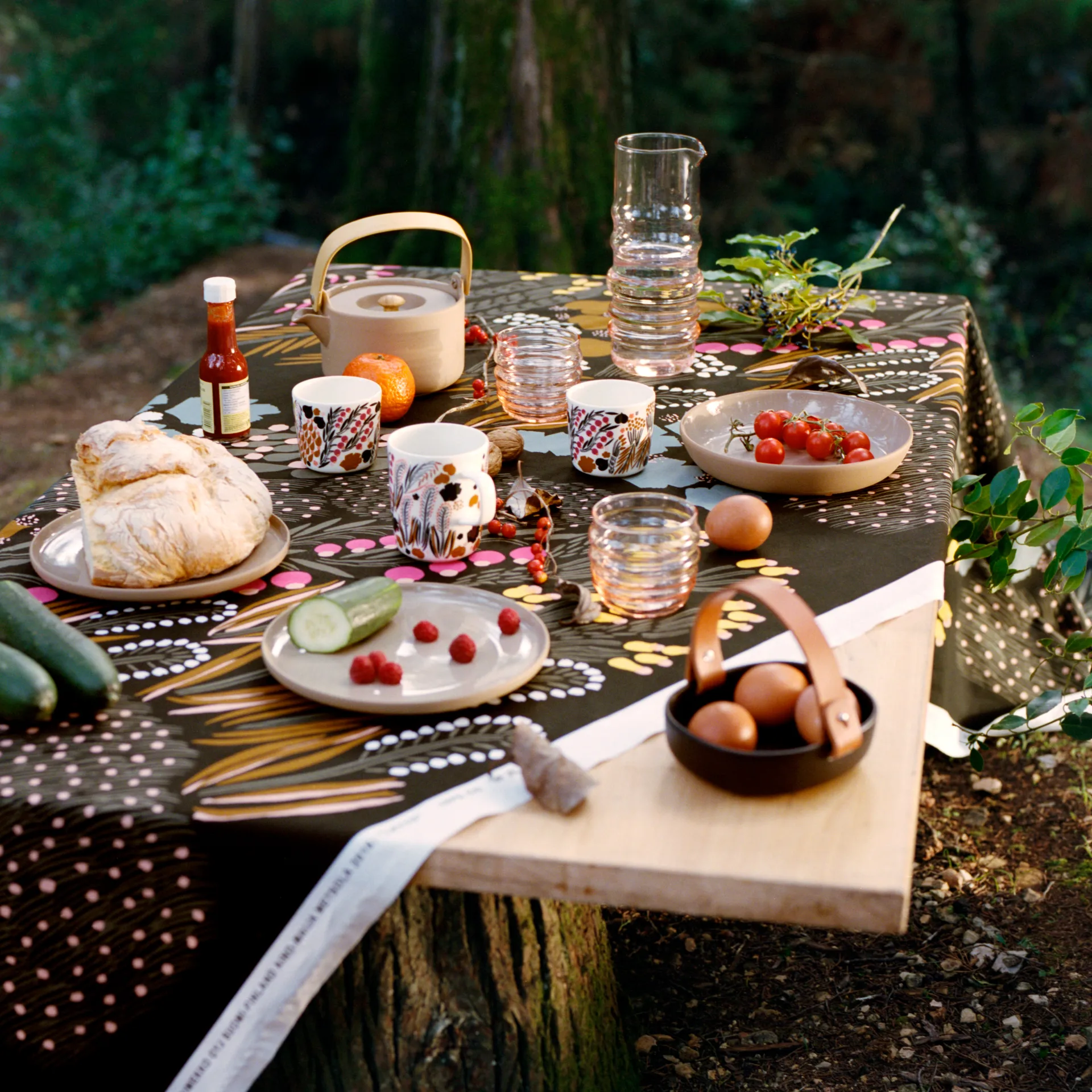 Oiva Pikku Koppa serveerschaal, Zwart Marimekko