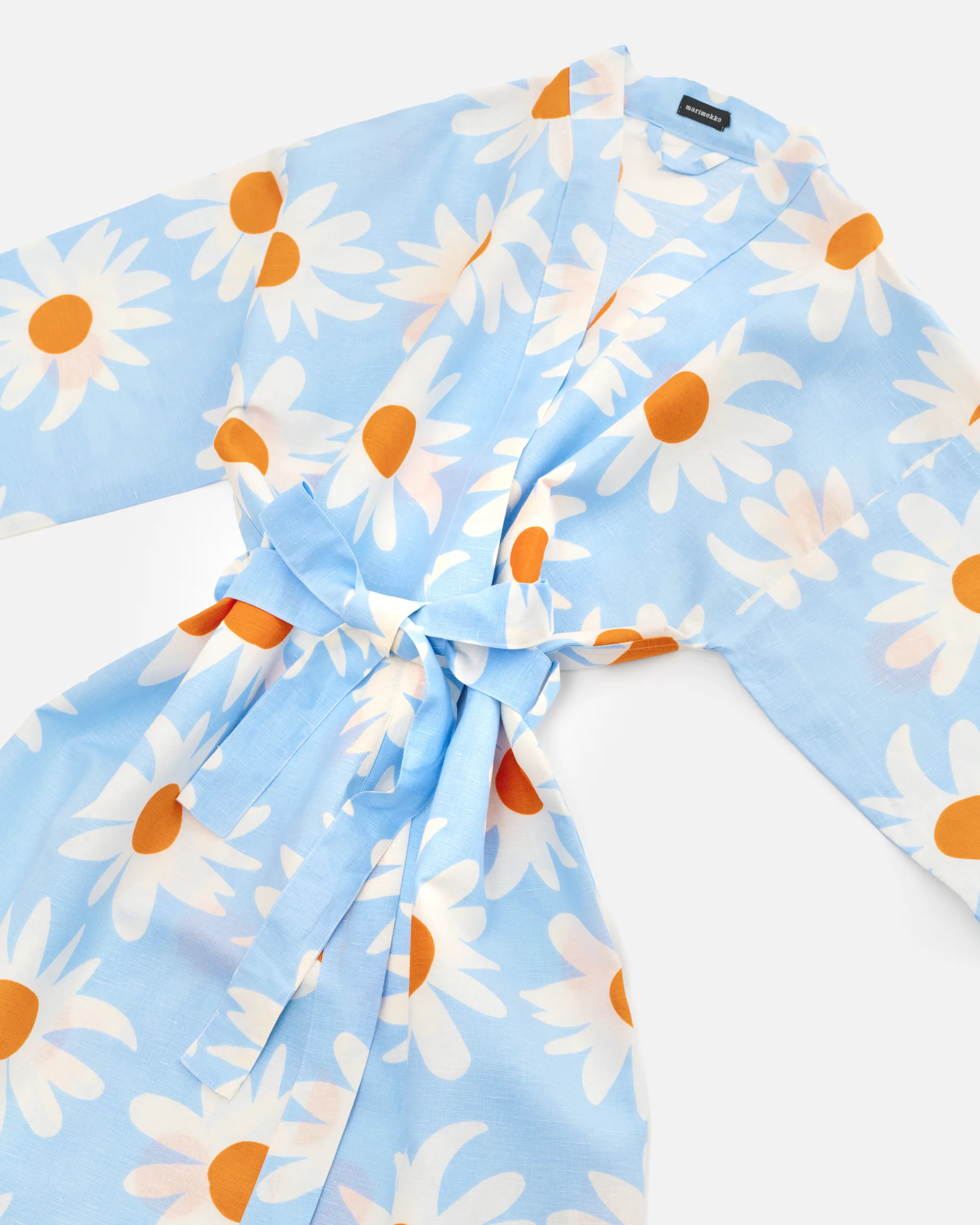 Rakastaa ei rakasta badjas, Orange-Off-white-light blue Marimekko