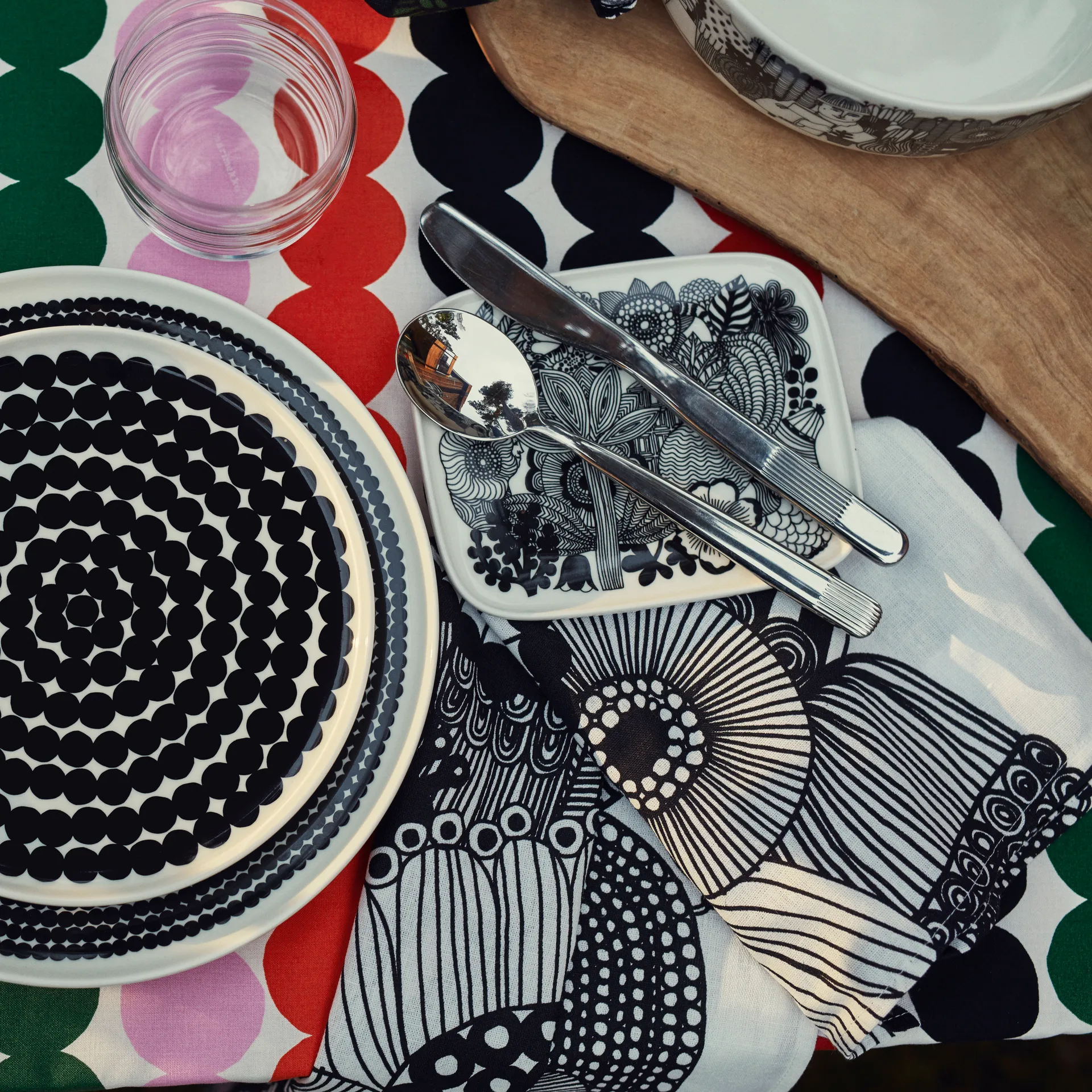 Räsymatto bord, zwart-wit (kleine stippen) Marimekko