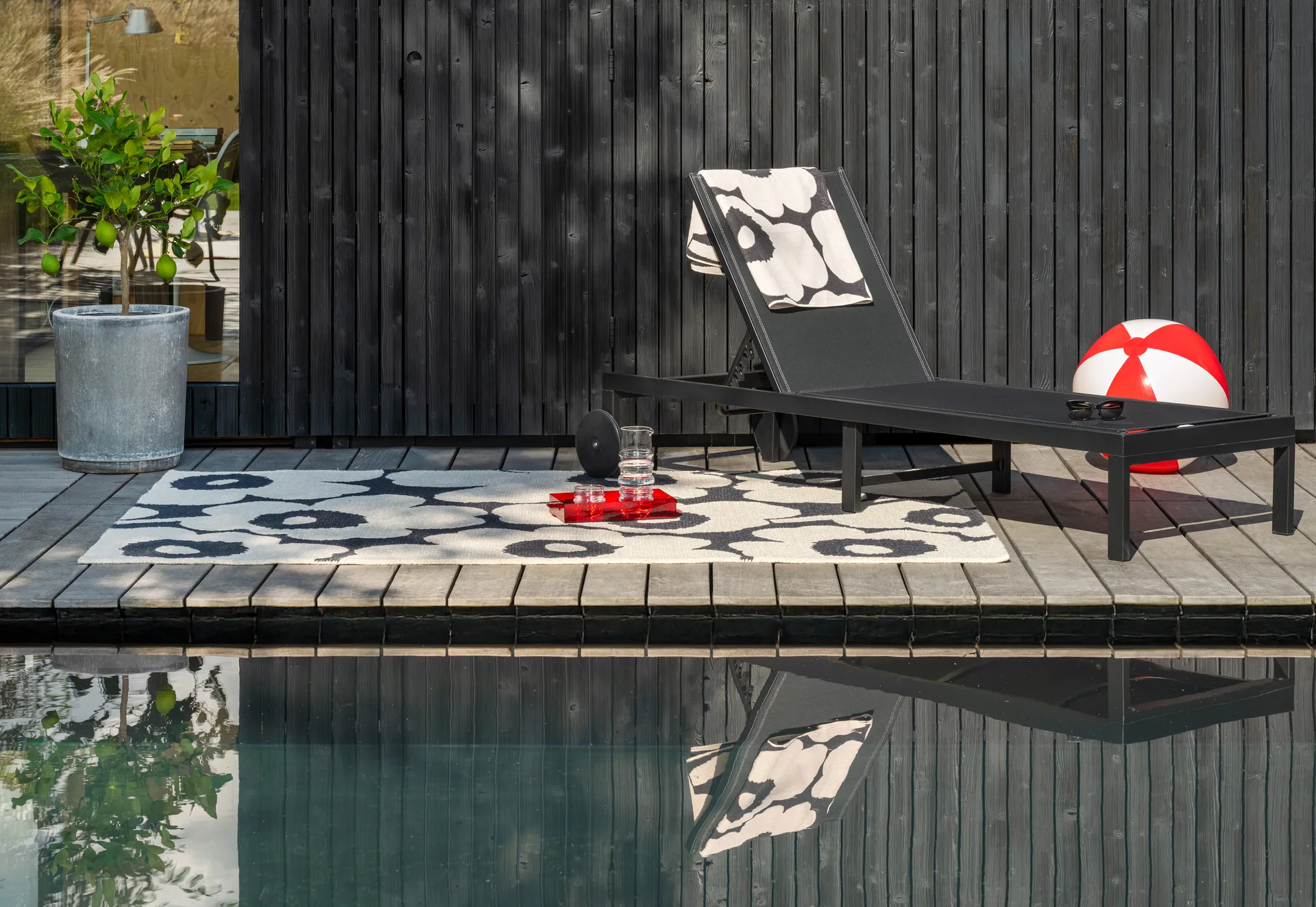 Unikko vloerkleed outdoor, Charcoal-white, 140x200 cm Marimekko
