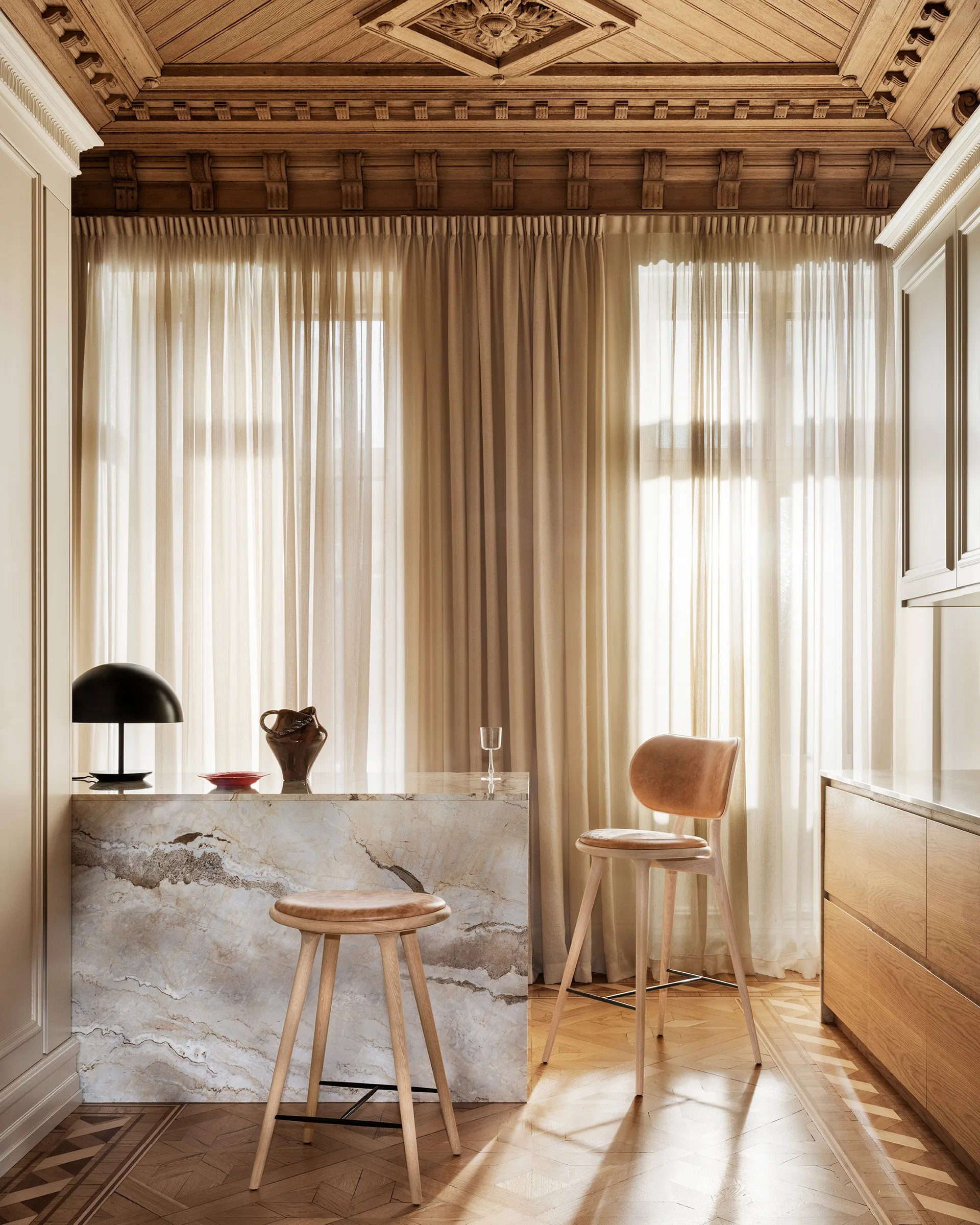 Mater High Stool Backrest barkruk laag, leer natural, matgelakt eikenhouten onderstel Mater