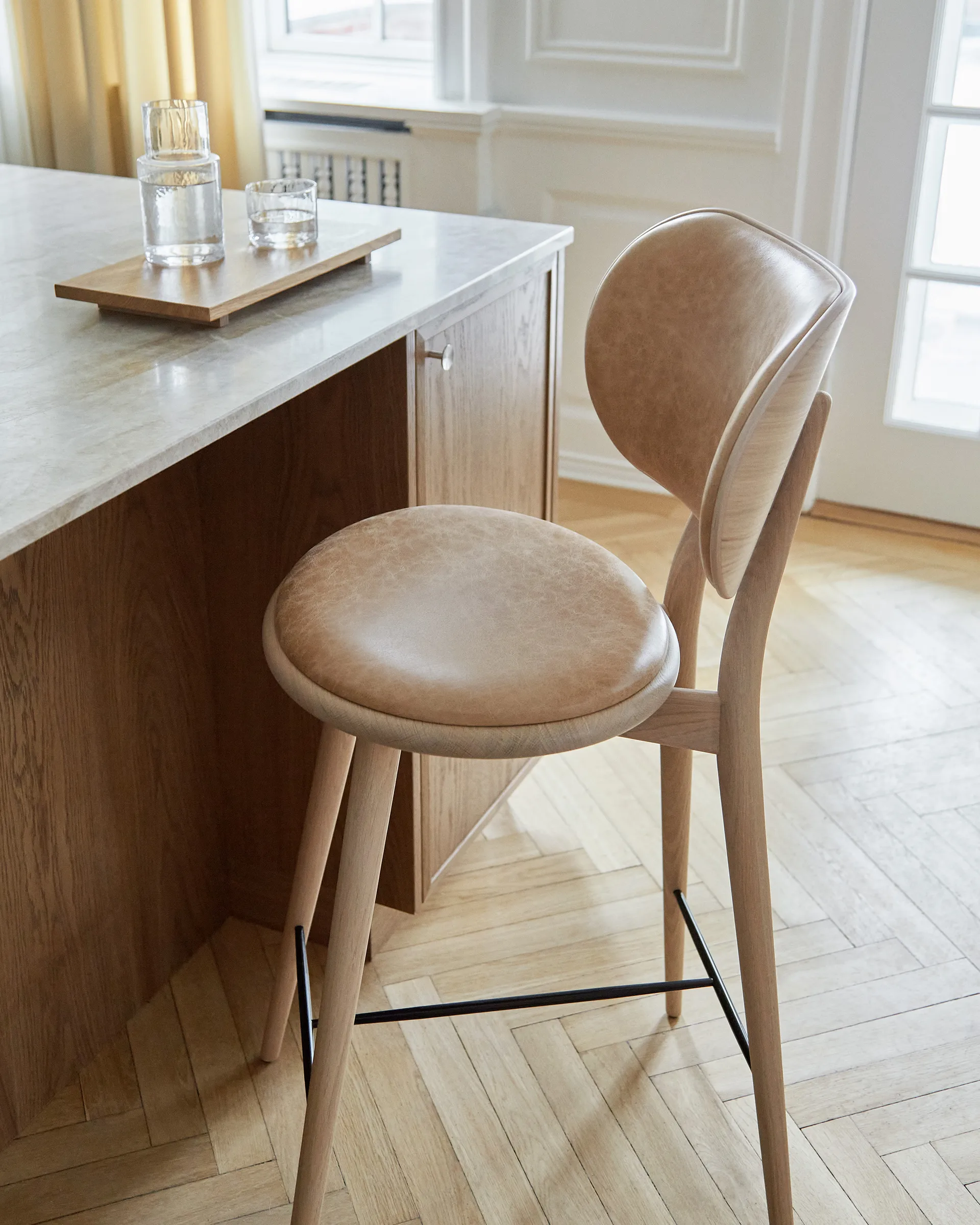 Mater High Stool Backrest barkruk laag, leer natural, matgelakt eikenhouten onderstel Mater