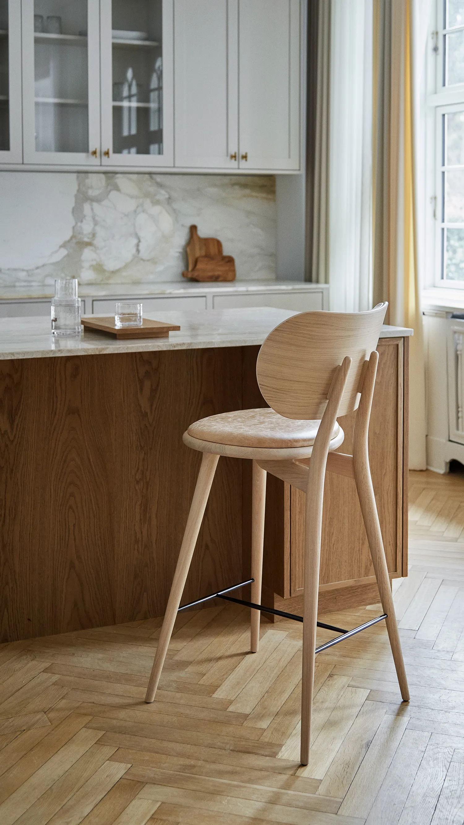 Mater High Stool Backrest barkruk laag, leer natural, matgelakt eikenhouten onderstel Mater