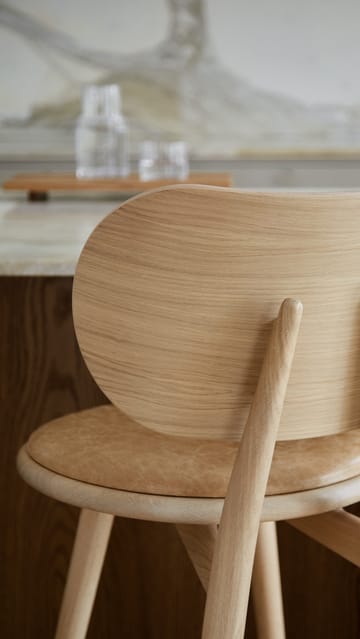 Mater High Stool Backrest barkruk laag - leer natural, matgelakt eikenhouten onderstel - Mater