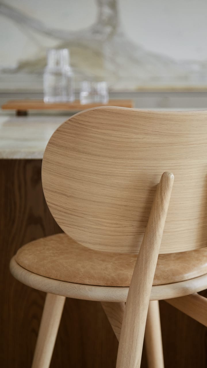 Mater High Stool Backrest barkruk laag, leer natural, matgelakt eikenhouten onderstel Mater