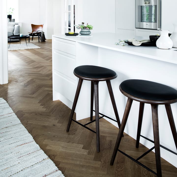 Mater high stool barkruk hoog 74 cm, leer zwart, onderstel van zwartgebeitst beukenhout Mater
