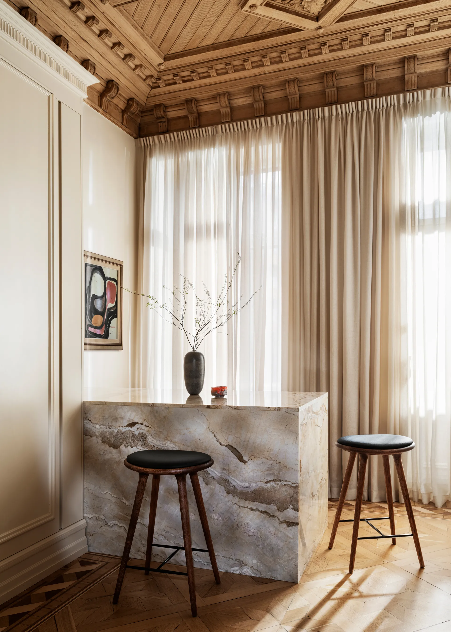 Mater high stool barkruk laag 69 cm, leer zwart, bruingebeitst beukenhouten onderstel Mater