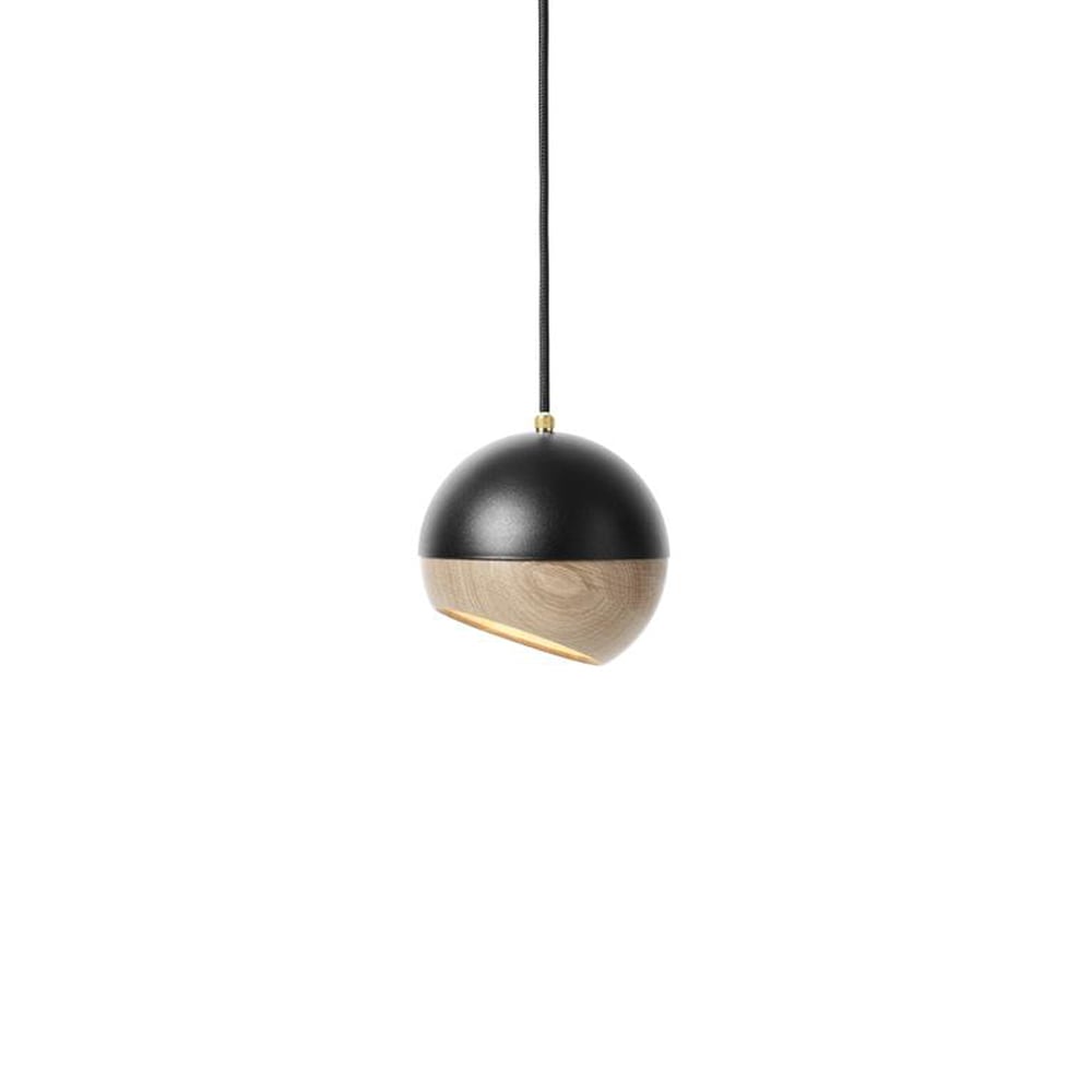 Mater Ray hanglamp black, medium- eikenhouten detail op de kap