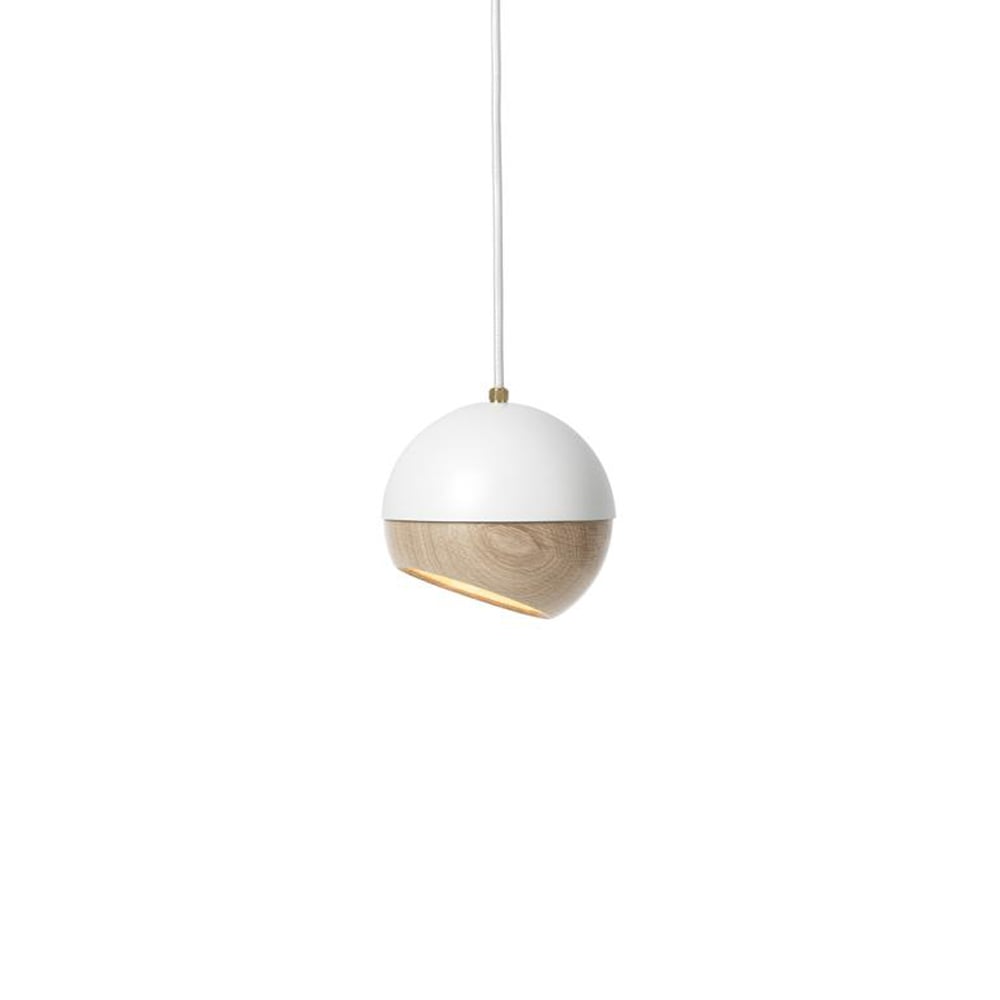 Mater Ray hanglamp white, medium- eikenhouten detail op de kap