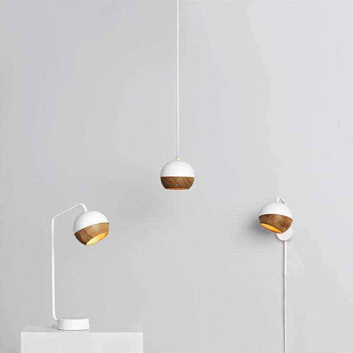 Ray wandlamp, white, eikenhouten detail op de kap Mater