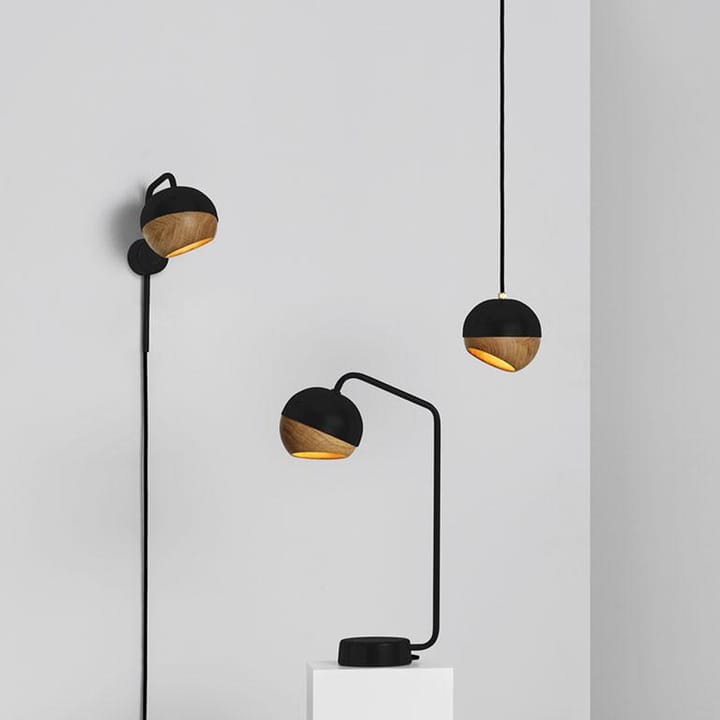Ray wandlamp, white, eikenhouten detail op de kap Mater