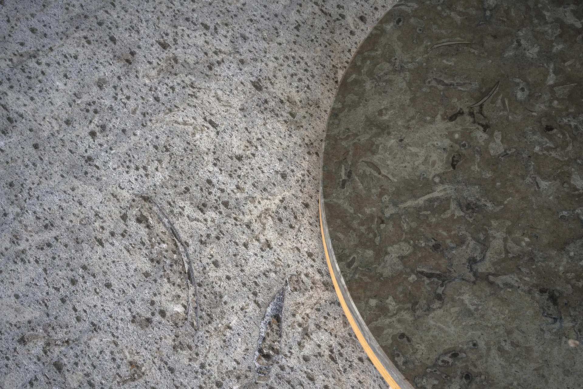 Dondo bijzettafel witgepigmenteerd eiken Ø45 cm, Geslepen kalksteen Mavis