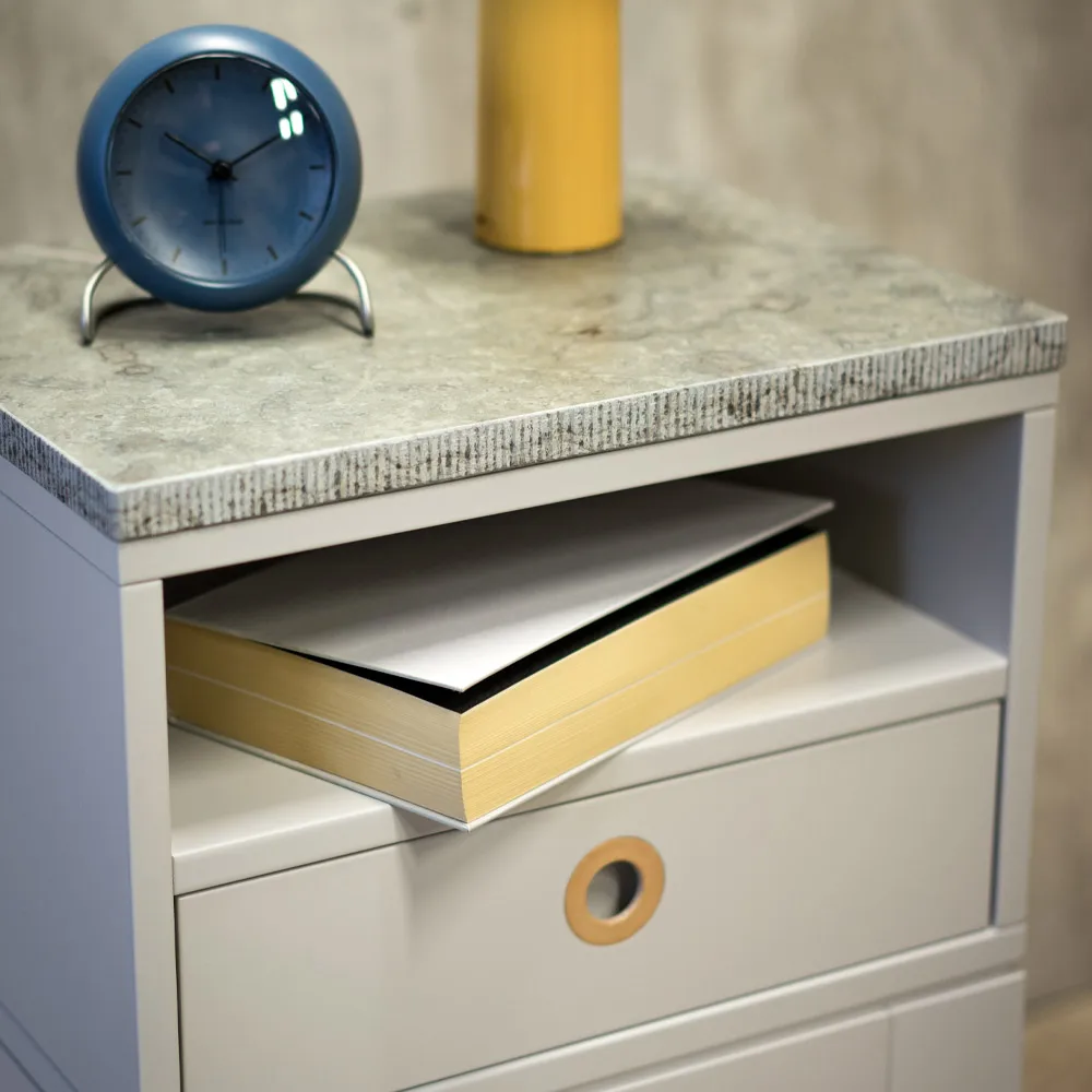 Höllviken hoge poot nachtkastje, eik witgepigmenteerd Mavis