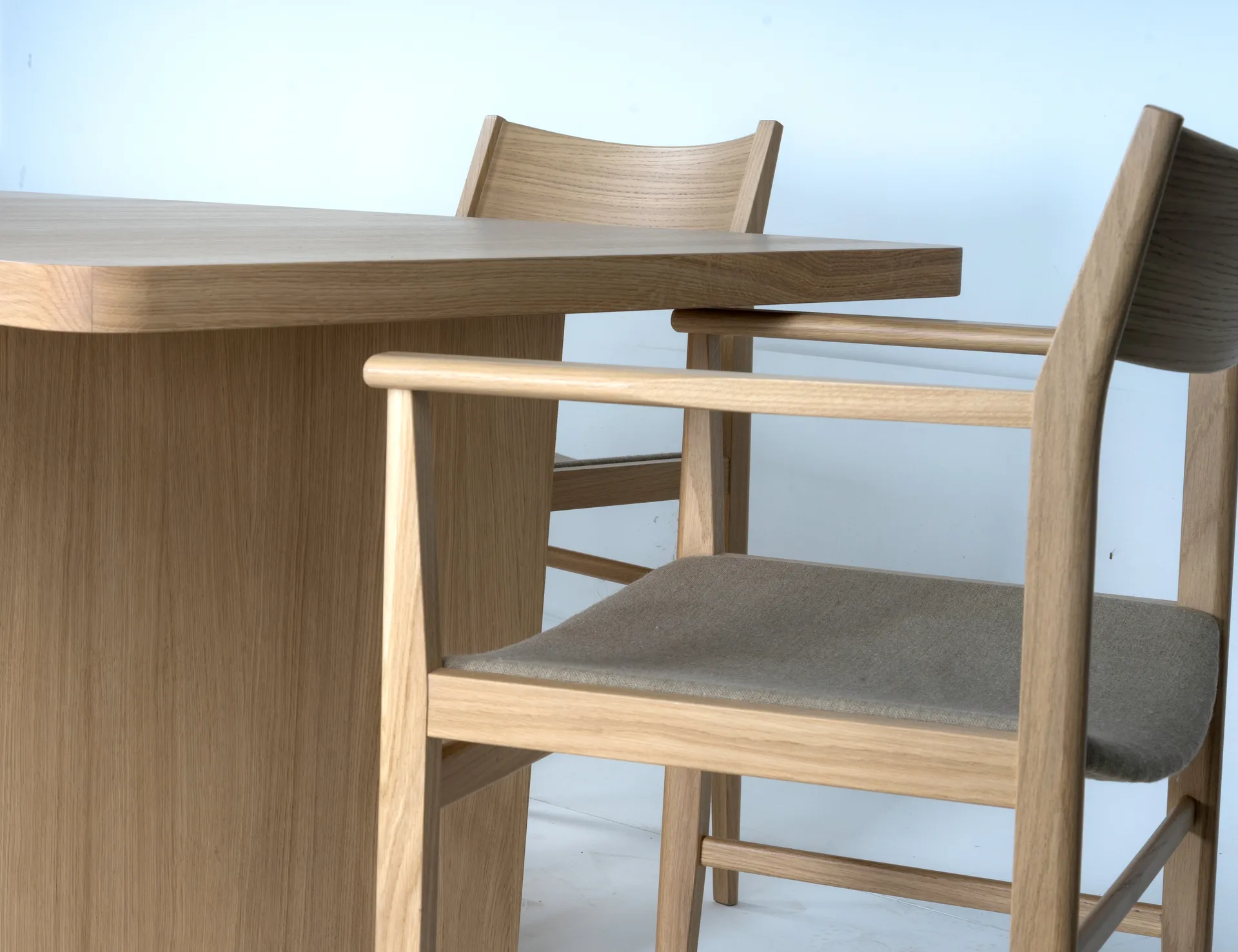 Siza armstoel, Witgepigmenteerd eiken-lin zitting Mavis