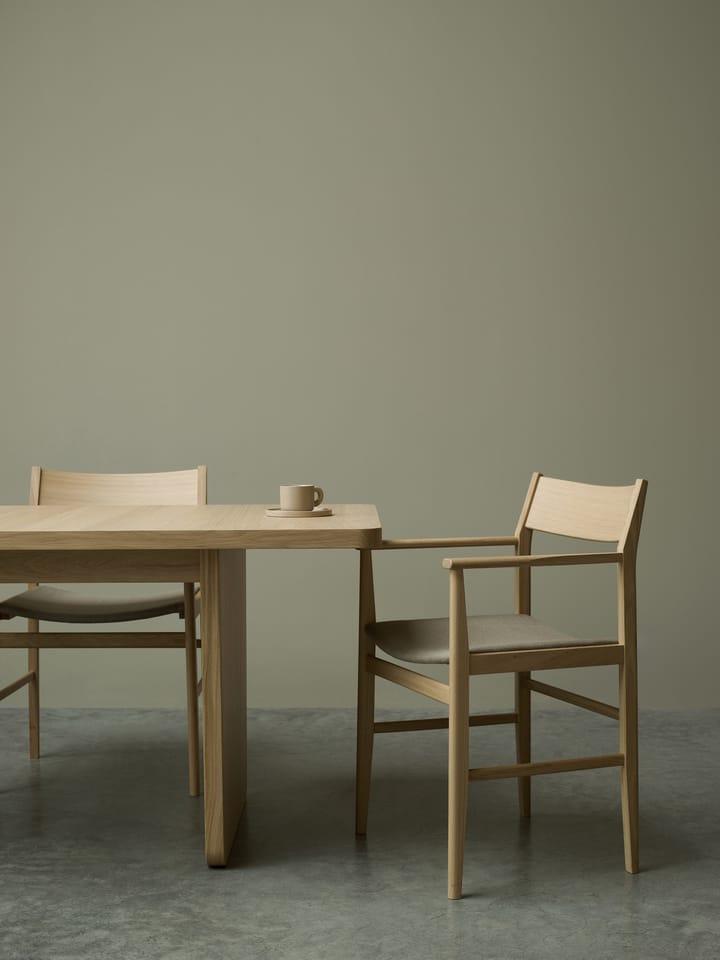 Siza armstoel, Witgepigmenteerd eiken-lin zitting Mavis
