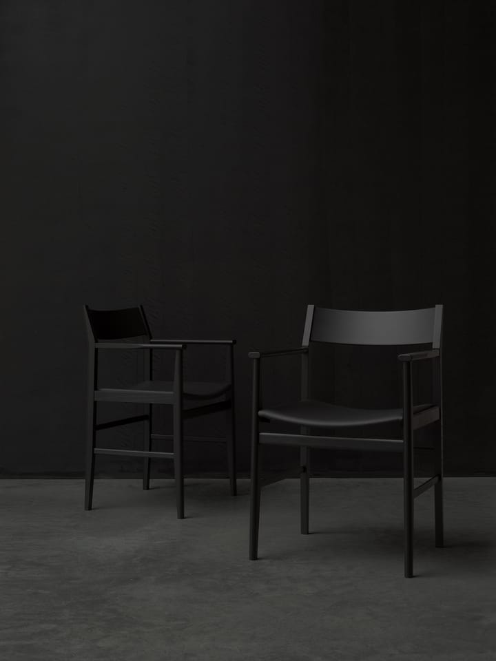 Siza armstoel, Zwart gelaagd essen-leer zitting Mavis