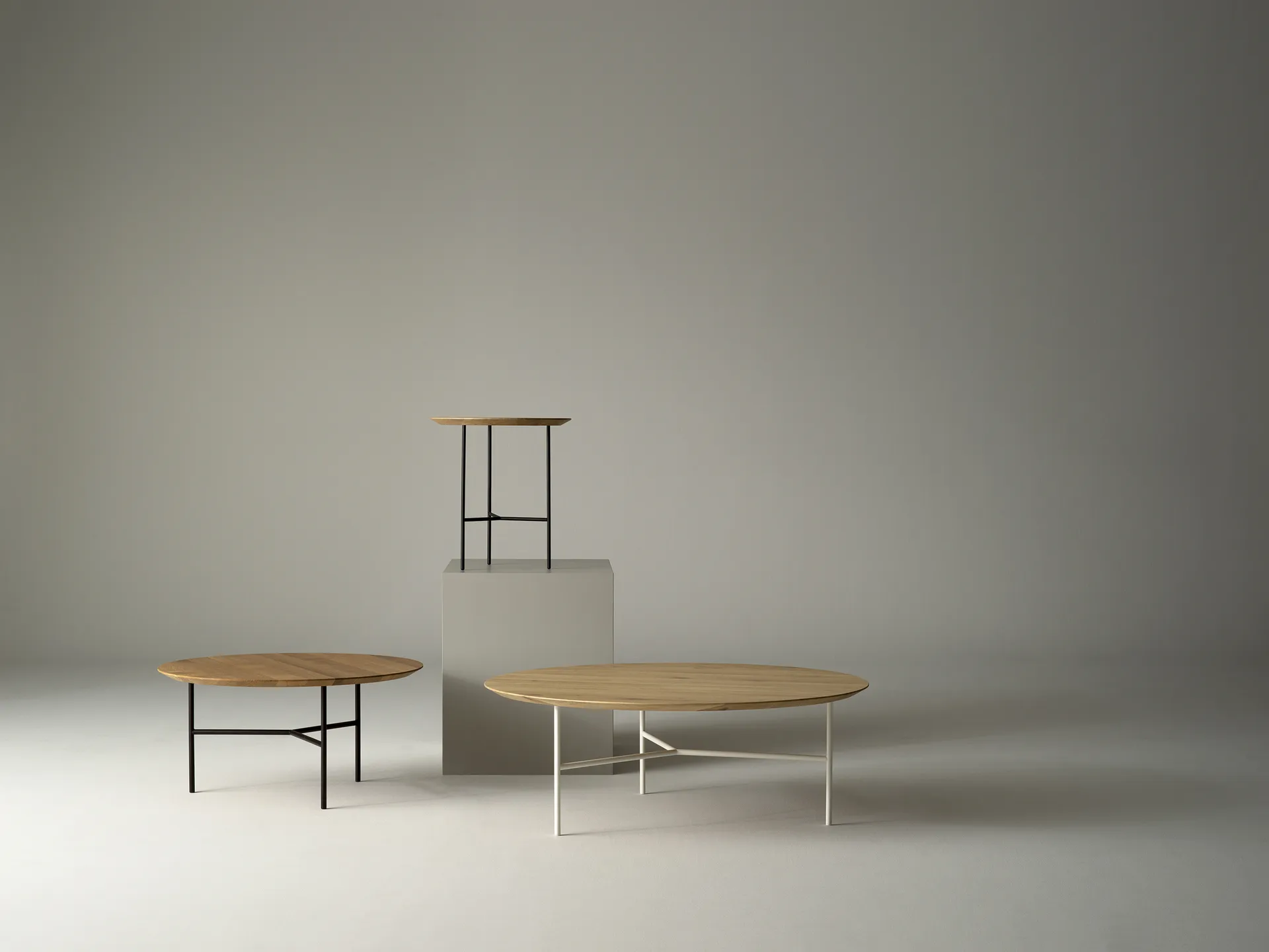 Tribeca salontafel, eiken gepoetst rustiek, satijnchroom poten, ø110 Mavis